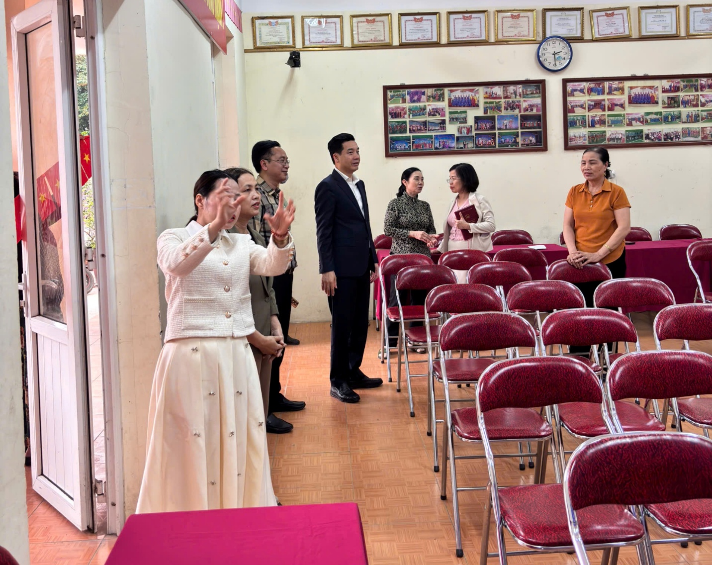 BÍ THƯ ĐẢNG ỦY XÃ GIA LÂM KIỂM TRA CÔNG TÁC CHUẨN BỊ BẦU CỬ TẠI CÁC ĐƠN VỊ BẦU CỬ- Ảnh 4.