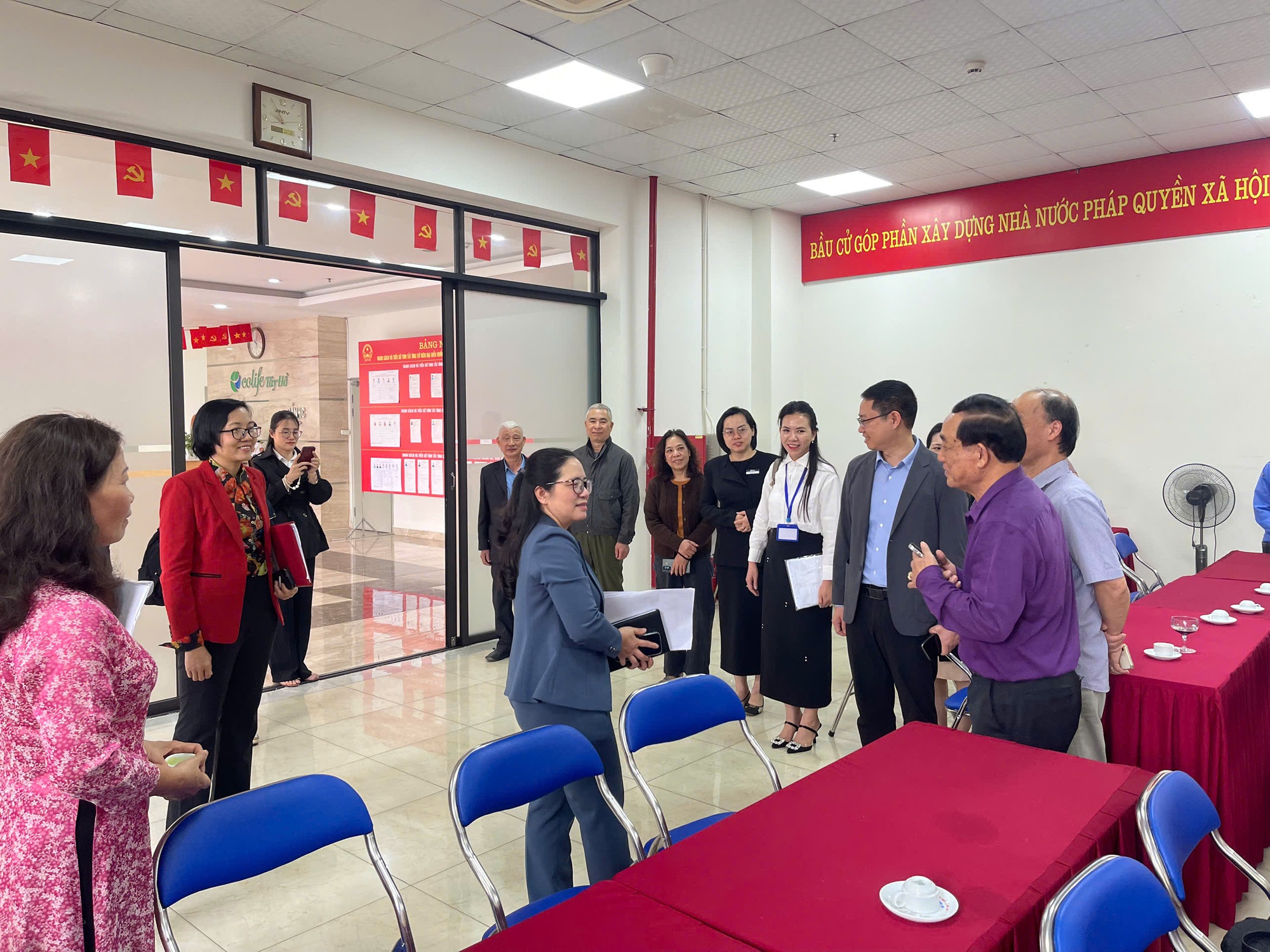 Sở Văn hóa và thể thao kiểm tra công tác tuyên truyền, cổ động trực quan phục vụ bầu cử tại phường Nghĩa Đô- Ảnh 1.