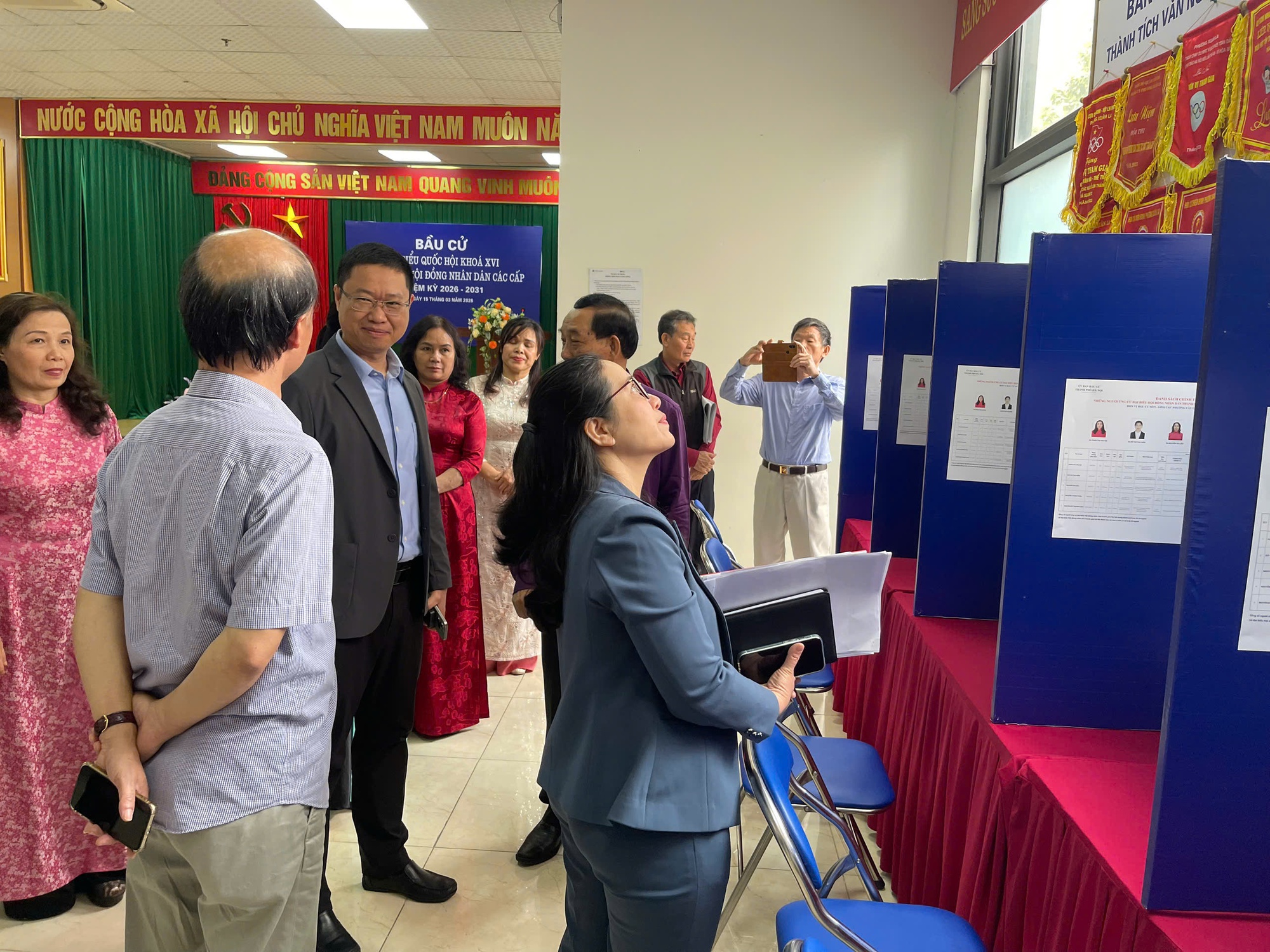 Sở Văn hóa và thể thao kiểm tra công tác tuyên truyền, cổ động trực quan phục vụ bầu cử tại phường Nghĩa Đô- Ảnh 2.