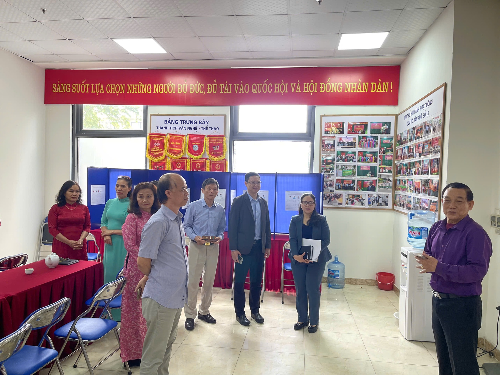 Sở Văn hóa và thể thao kiểm tra công tác tuyên truyền, cổ động trực quan phục vụ bầu cử tại phường Nghĩa Đô- Ảnh 3.