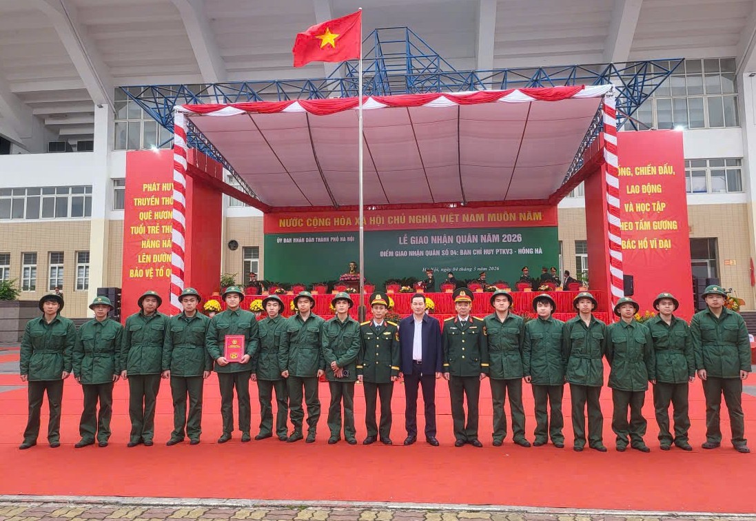 CÔNG DÂN PHƯỜNG GIẢNG VÕ TẠI LỄ GIAO NHẬN QUÂN NĂM 2026- Ảnh 1.