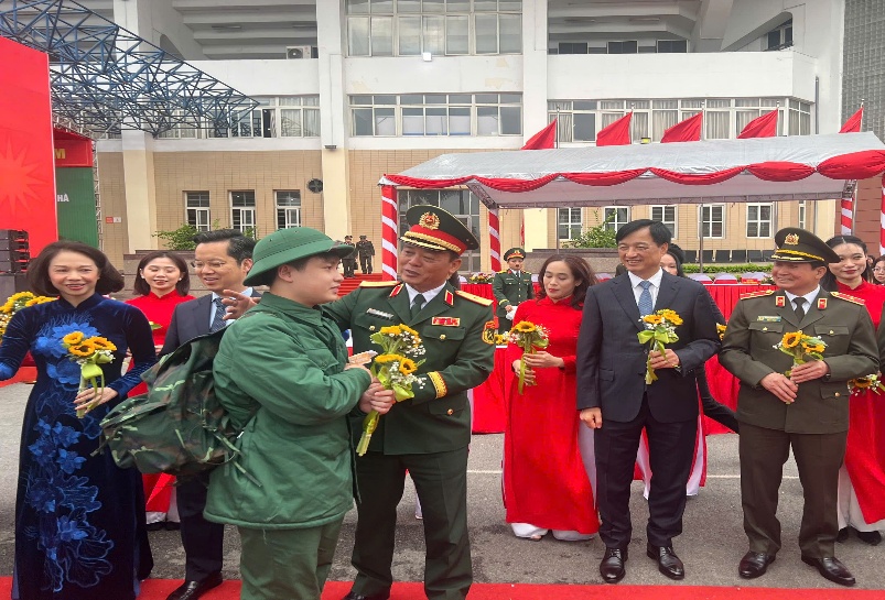 CÔNG DÂN PHƯỜNG GIẢNG VÕ TẠI LỄ GIAO NHẬN QUÂN NĂM 2026- Ảnh 2.