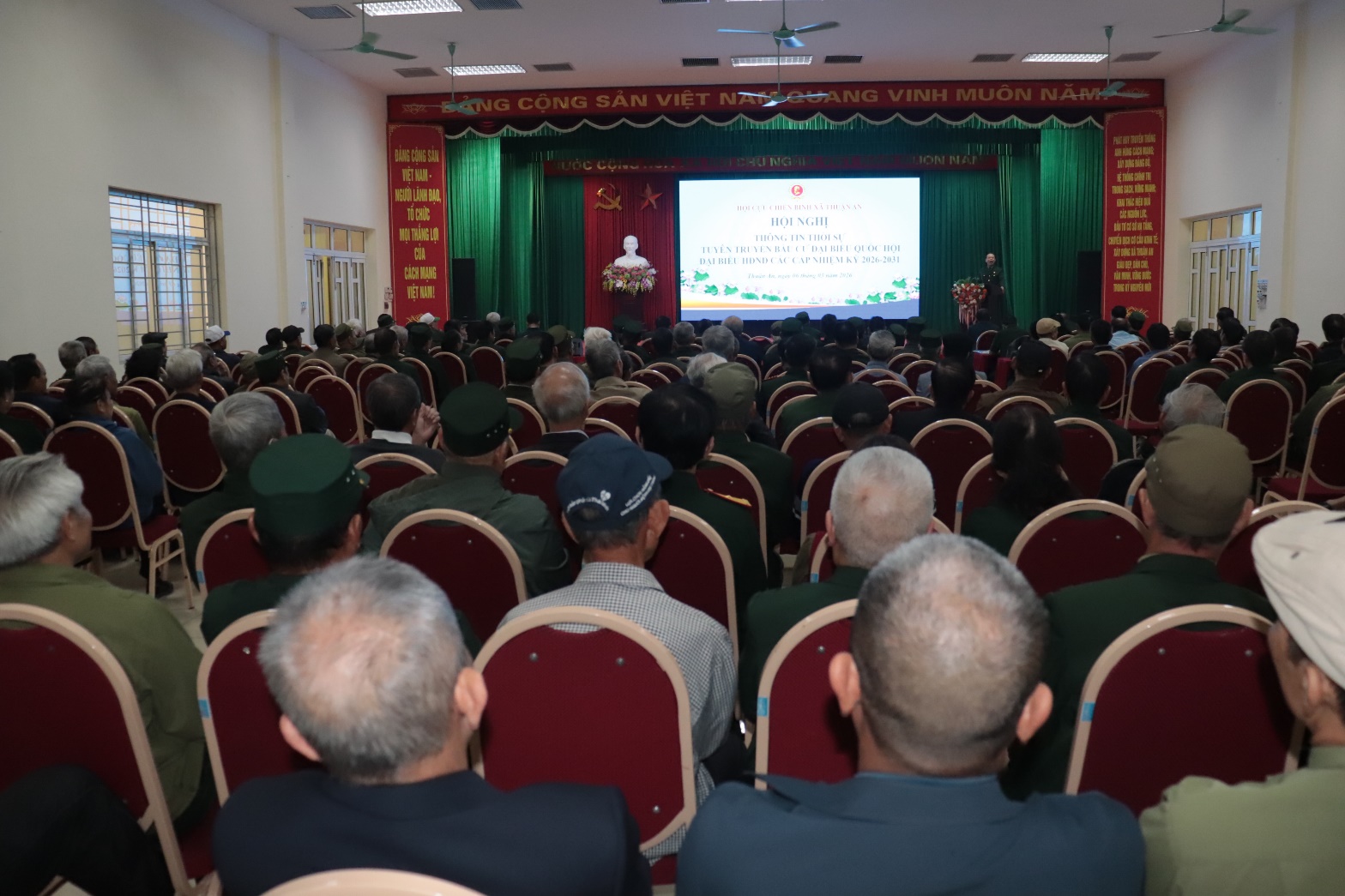 A group of people in a room  AI-generated content may be incorrect.