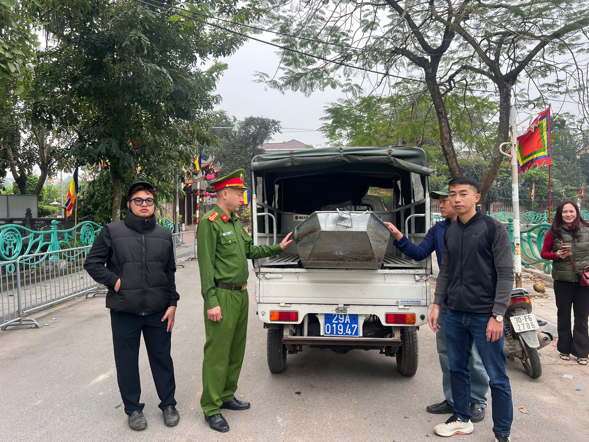 Tây Hồ ra quân ngăn chặn, xử lý vi phạm, đảm bảo vệ sinh môi trường, trật tự khu vực hồ Tây- Ảnh 1.