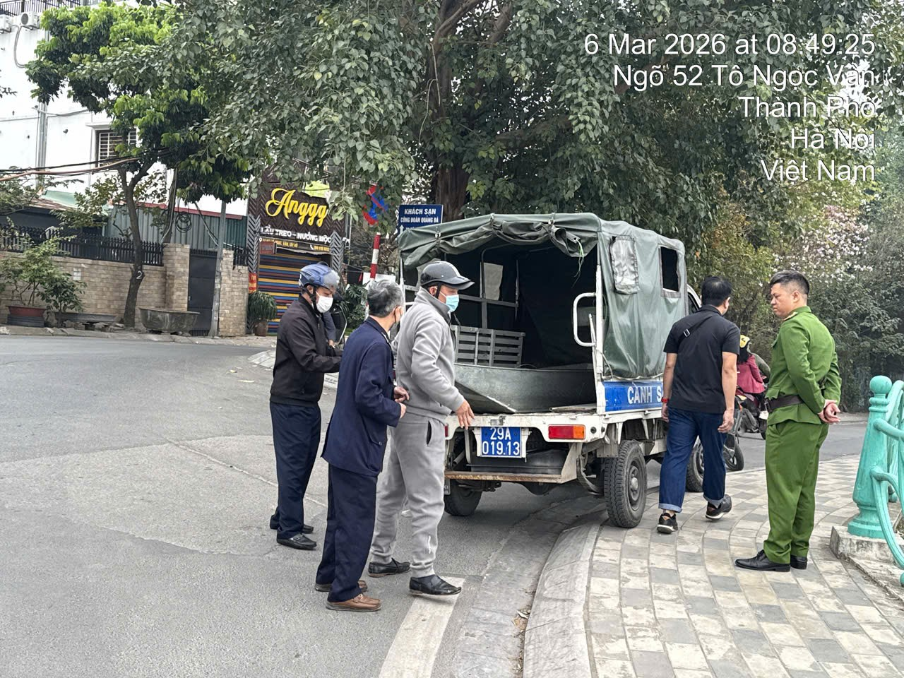 Tây Hồ ra quân ngăn chặn, xử lý vi phạm, đảm bảo vệ sinh môi trường, trật tự khu vực hồ Tây- Ảnh 2.