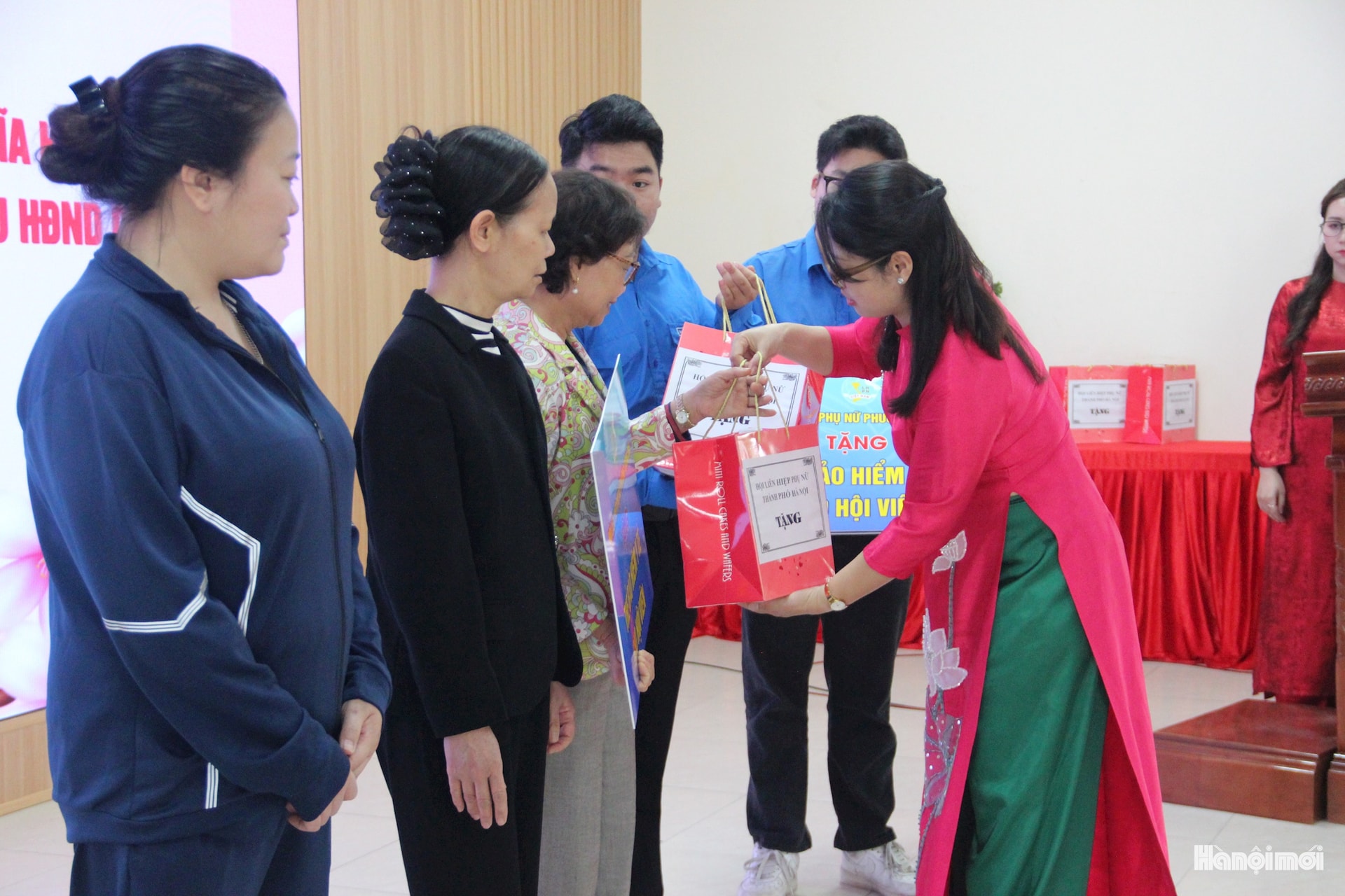 Phụ nữ Tương Mai thi đua chào mừng ngày bầu cử- Ảnh 3.