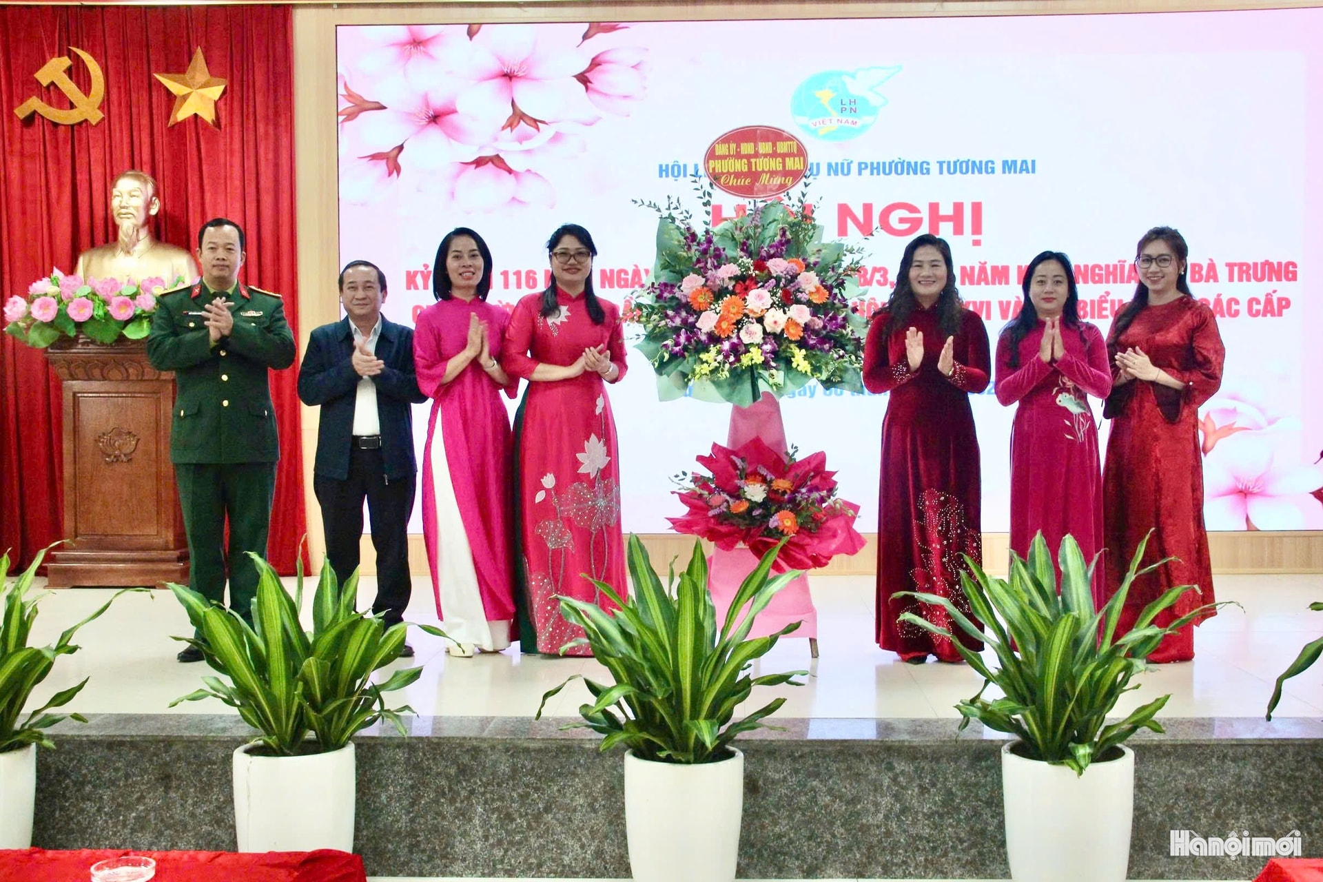 Phụ nữ Tương Mai thi đua chào mừng ngày bầu cử- Ảnh 1.