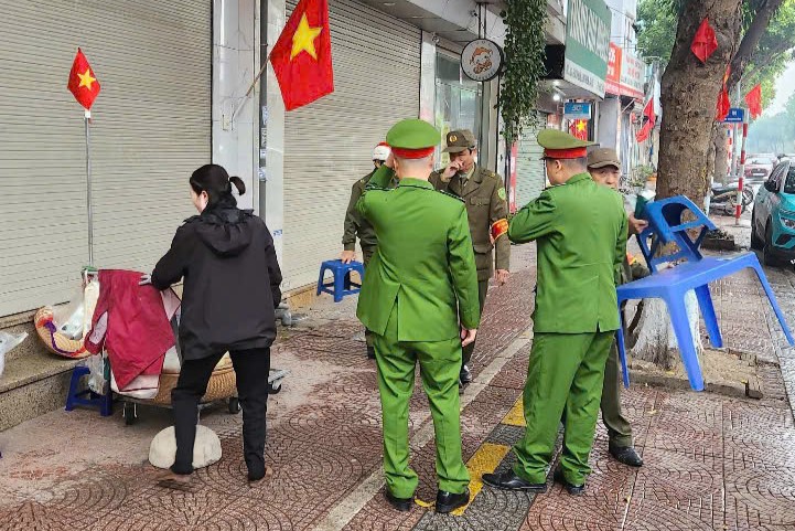 Phường Long Biên tập trung tháo gỡ 5 “điểm nghẽn” trong quản lý đô thị- Ảnh 1.