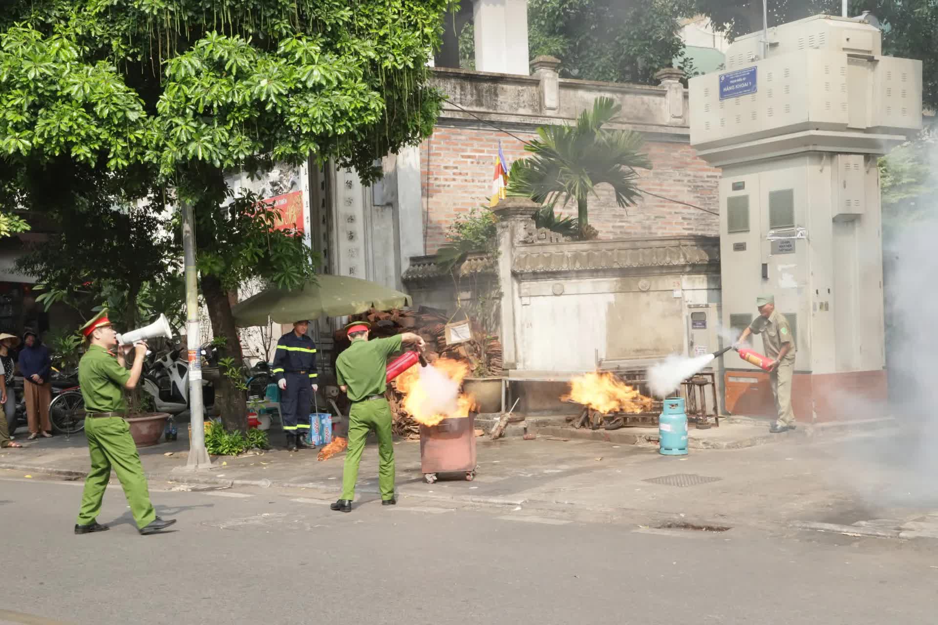 Ra mắt Tổ thường trực chữa cháy, cứu nạn cứu hộ tại phố đi bộ hồ Hoàn Kiếm và chợ đêm Đồng Xuân- Ảnh 6.
