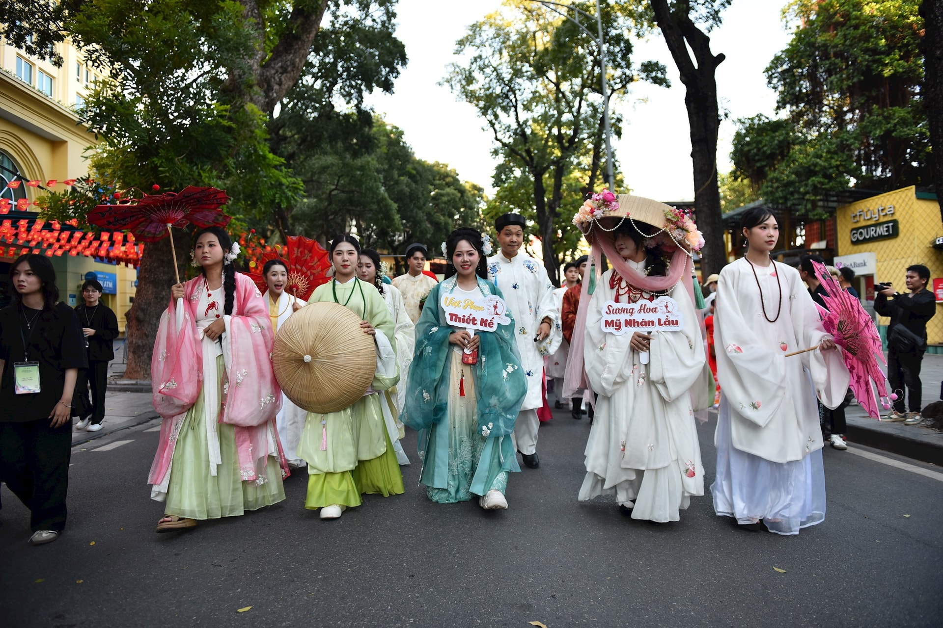 Diễu hành áo dài rực rỡ sắc màu văn hóa bên hồ Hoàn Kiếm- Ảnh 1.
