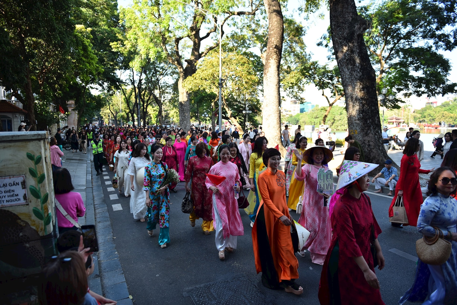 Diễu hành áo dài rực rỡ sắc màu văn hóa bên hồ Hoàn Kiếm- Ảnh 3.