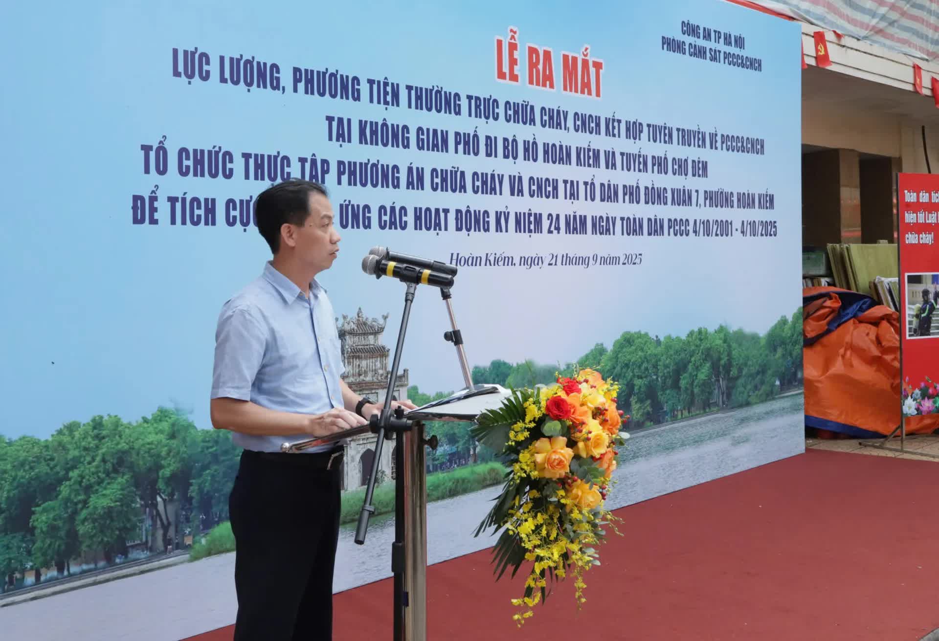 Ra mắt Tổ thường trực chữa cháy, cứu nạn cứu hộ tại phố đi bộ hồ Hoàn Kiếm và chợ đêm Đồng Xuân- Ảnh 2.