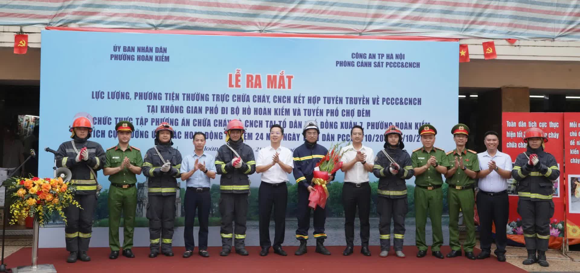 Ra mắt Tổ thường trực chữa cháy, cứu nạn cứu hộ tại phố đi bộ hồ Hoàn Kiếm và chợ đêm Đồng Xuân- Ảnh 1.