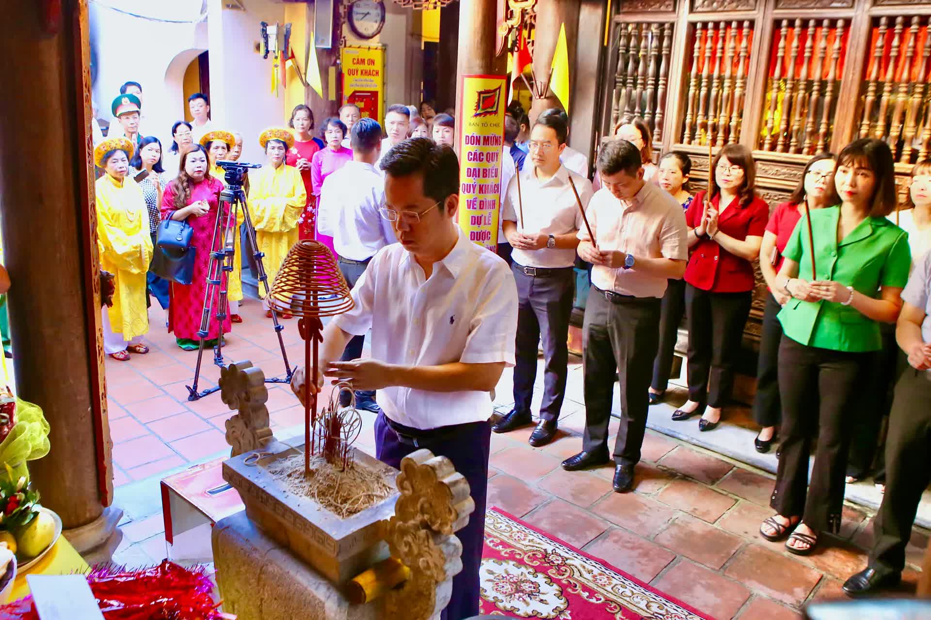 Dâng hương kỷ niệm 908 năm ngày hóa Hoàng Thái hậu Nguyên phi Ỷ Lan tại đình Yên Thái- Ảnh 1.