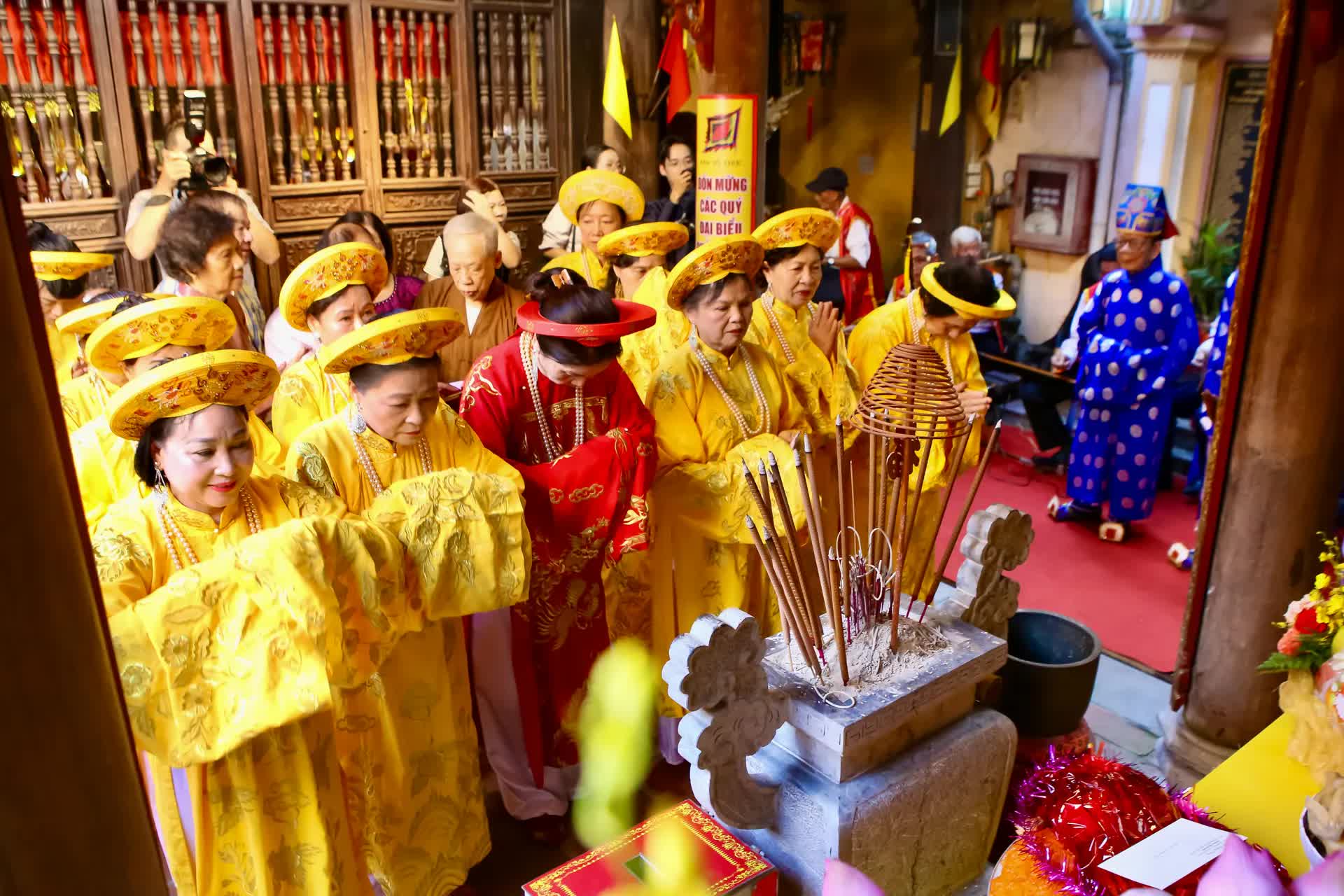 Dâng hương kỷ niệm 908 năm ngày hóa Hoàng Thái hậu Nguyên phi Ỷ Lan tại đình Yên Thái- Ảnh 3.