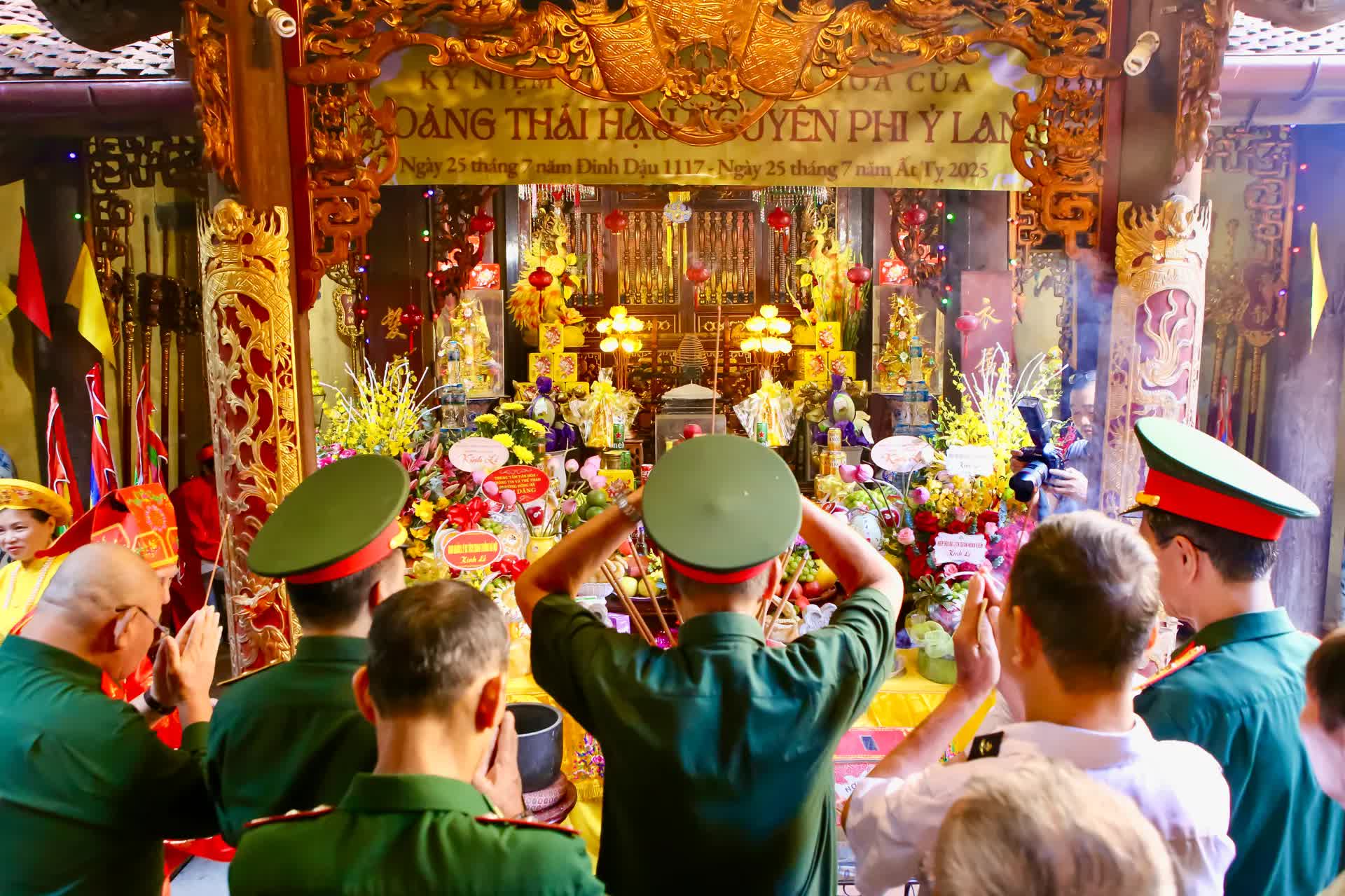 Dâng hương kỷ niệm 908 năm ngày hóa Hoàng Thái hậu Nguyên phi Ỷ Lan tại đình Yên Thái- Ảnh 2.