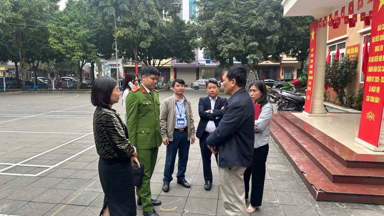 HĐND phường Nghĩa Đô giám sát công tác chuẩn bị tại các tổ bầu cử- Ảnh 3.