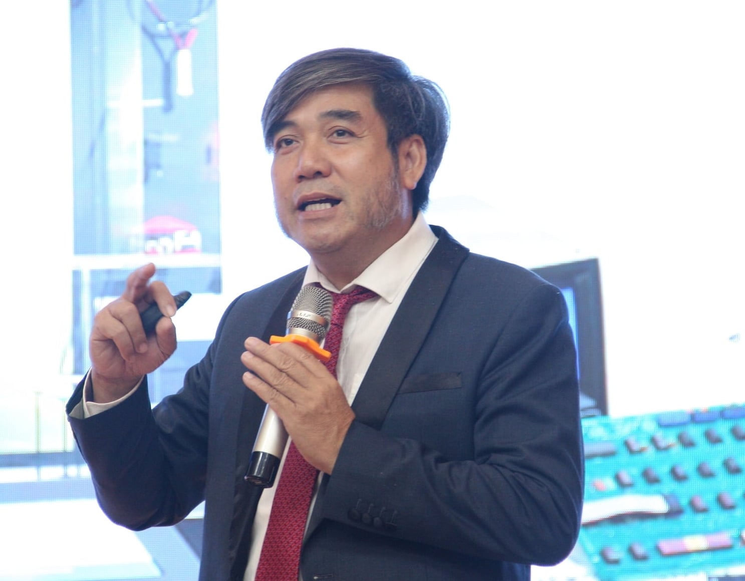 Một trong những chia sẻ được nhiều học sinh ấn tượng nhất là tham luận của PGS.TS Sử Thanh Long - giảng viên cao cấp Khoa Thú y, Học viện Nông nghiệp Việt Nam. Ảnh: Mai Đan.