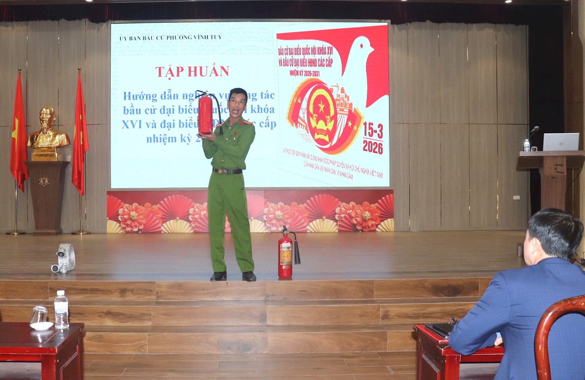 Phường Vĩnh Tuy trang bị kỹ năng thực tế cho hơn 400 thành viên các tổ bầu cử- Ảnh 4.