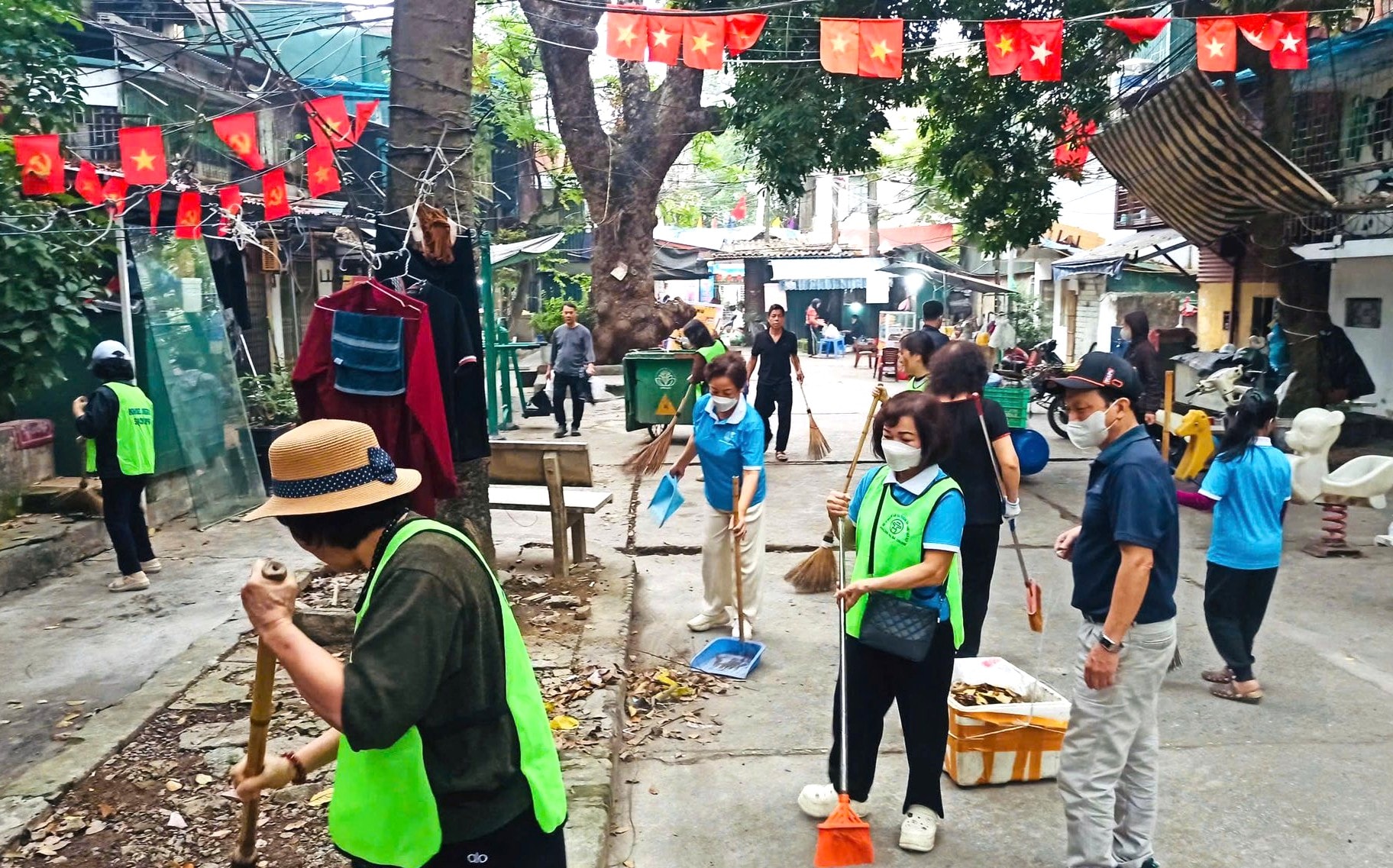 Phường Hai Bà Trưng làm đẹp đường phố mừng ngày bầu cử- Ảnh 1.