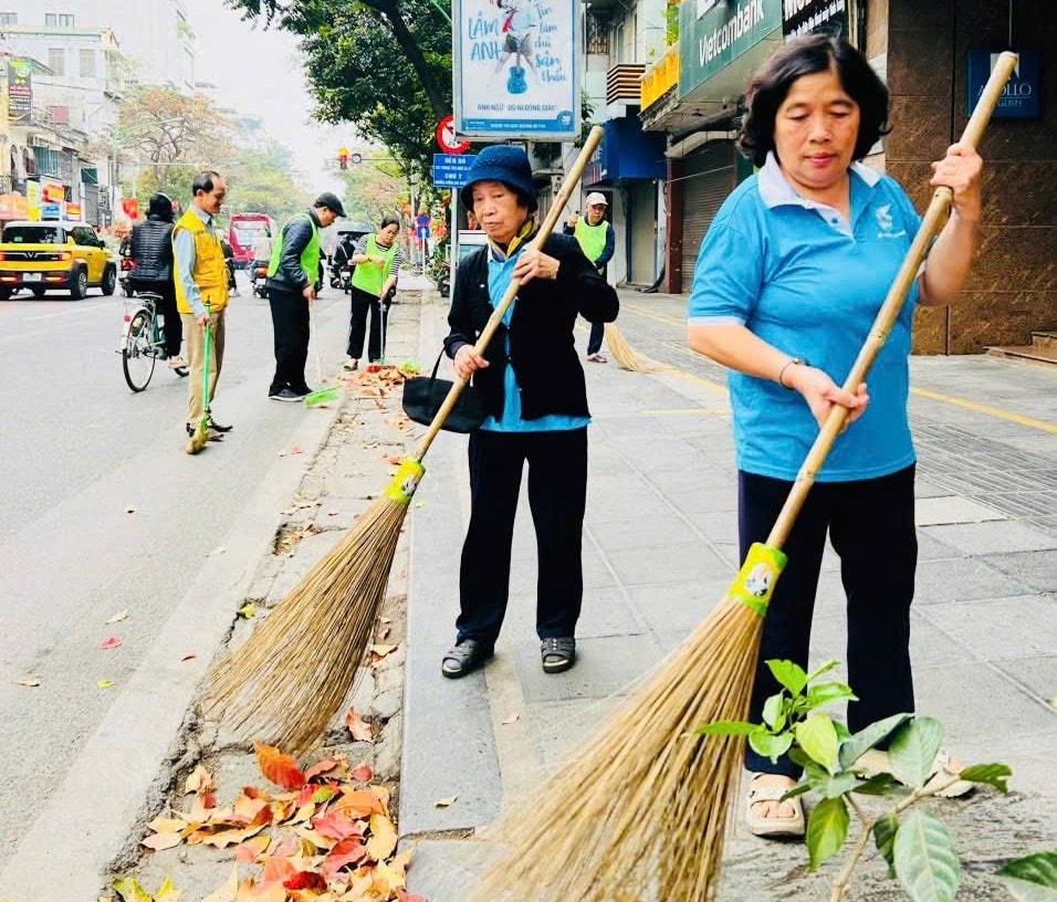 Phường Hai Bà Trưng làm đẹp đường phố mừng ngày bầu cử- Ảnh 2.