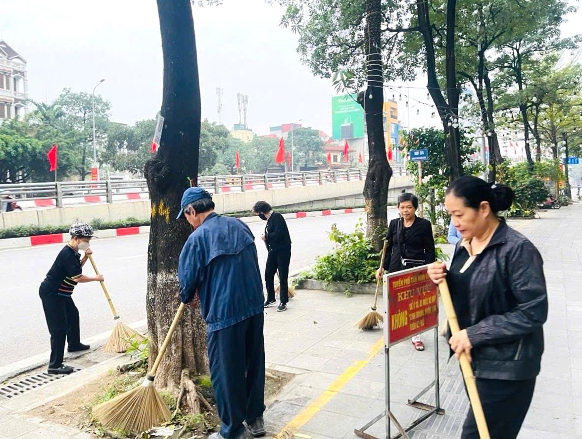 Phường Hai Bà Trưng làm đẹp đường phố mừng ngày bầu cử- Ảnh 4.
