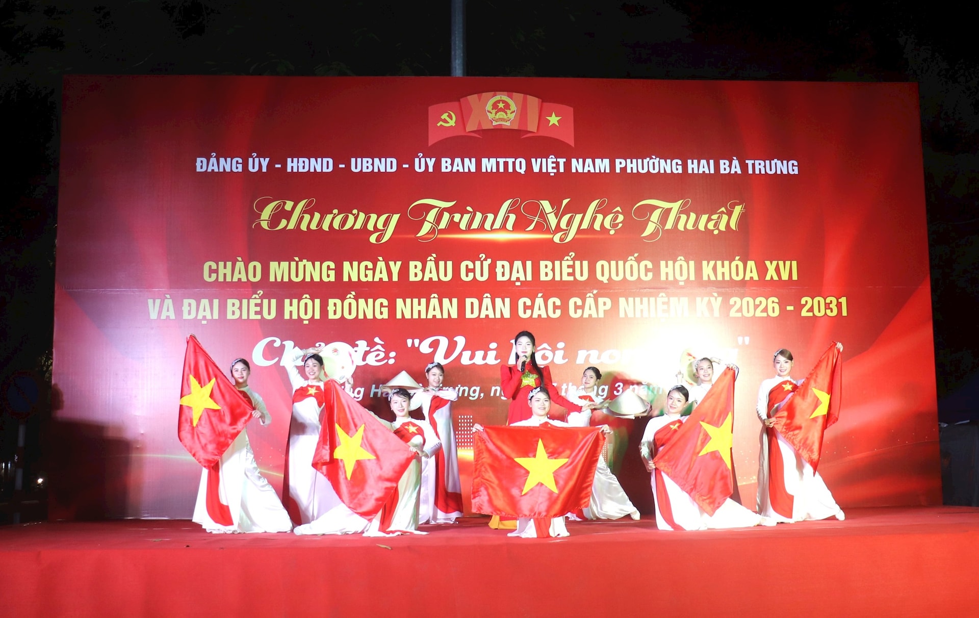 Đặc sắc chương trình chào mừng ngày hội non sông phường Hai Bà Trưng- Ảnh 4.