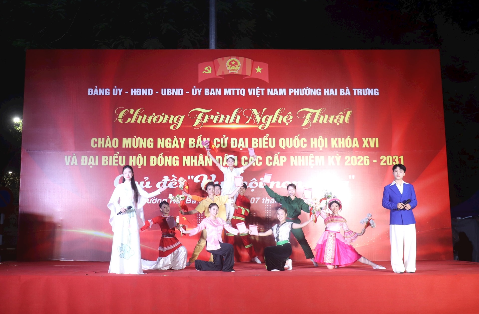 Đặc sắc chương trình chào mừng ngày hội non sông phường Hai Bà Trưng- Ảnh 5.