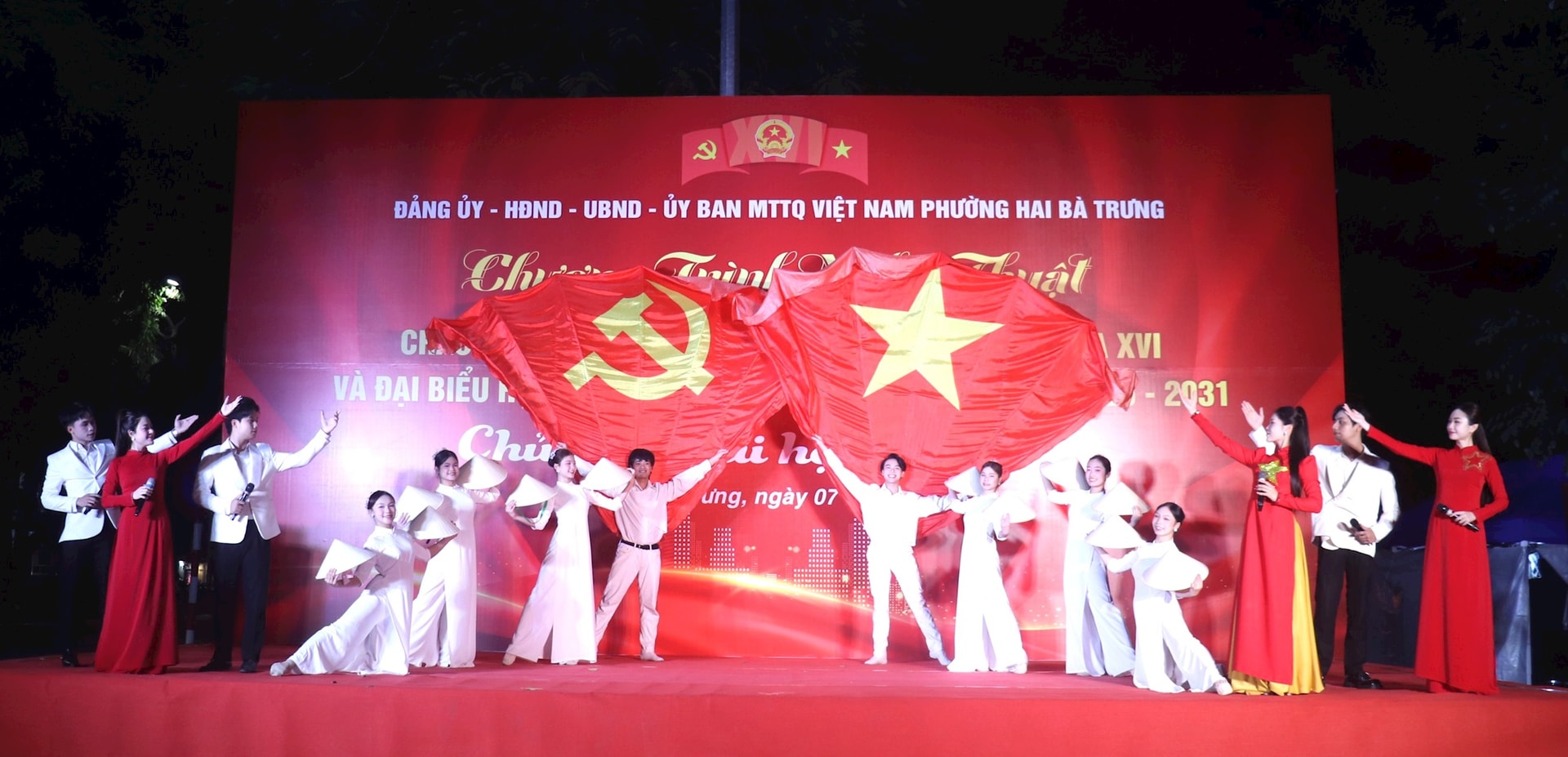 Đặc sắc chương trình chào mừng ngày hội non sông phường Hai Bà Trưng- Ảnh 8.