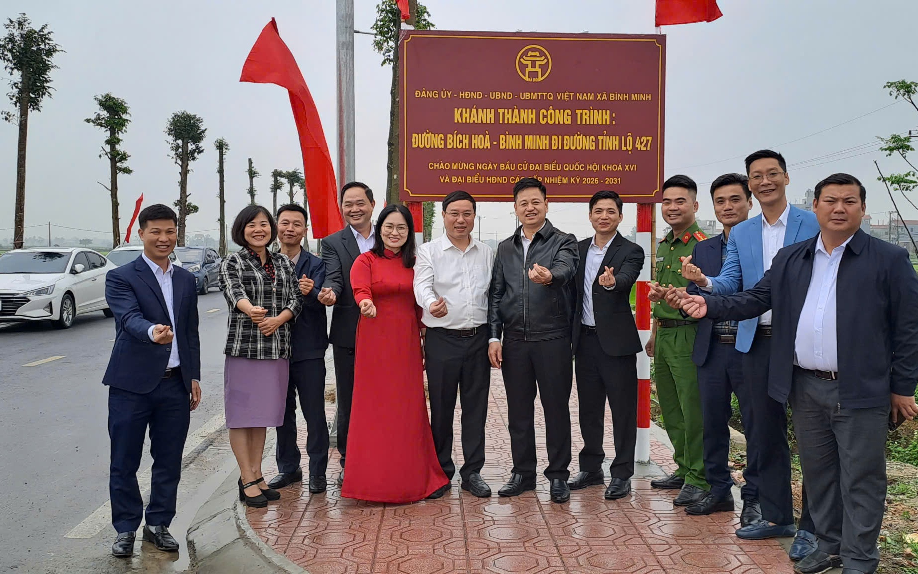 Ảnh: Đồng chí Nguyễn Đăng Việt - CT UBND xã cùng đại diện các cơ quan, phòng ban, đơn vị thi công, đại diện thôn chụp ảnh lưu niệm 