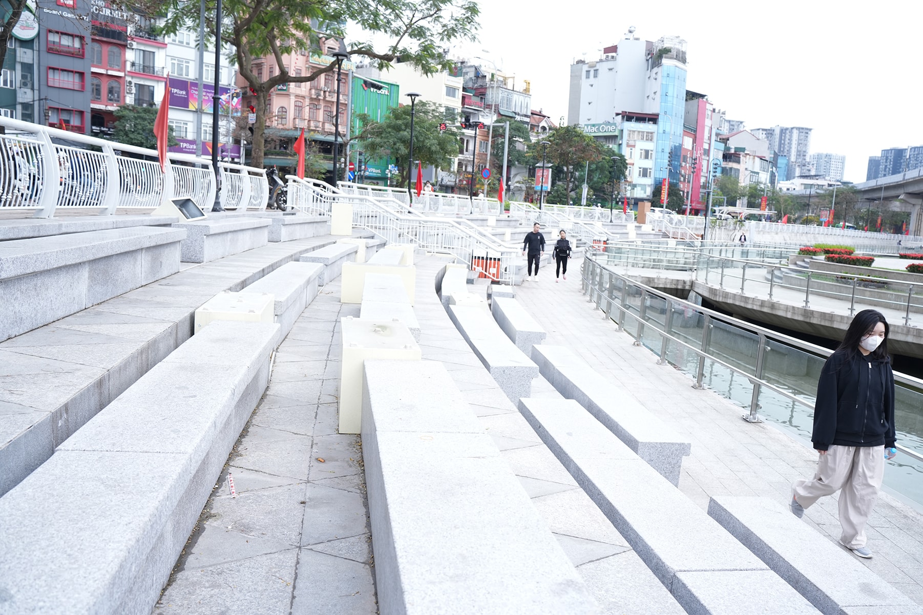 Phường Ô Chợ Dừa gắn biển công trình cải tạo hồ Đống Đa- Ảnh 5.