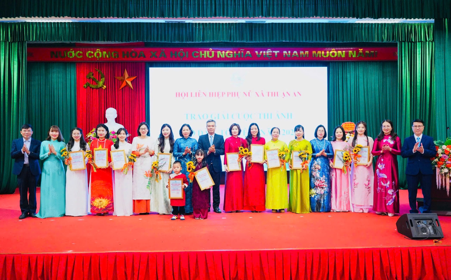 A group of people on a stage  AI-generated content may be incorrect.