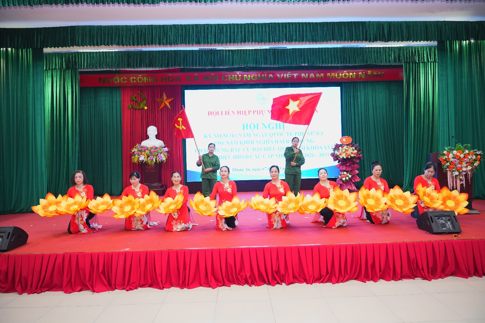 A group of people on a stage  AI-generated content may be incorrect.