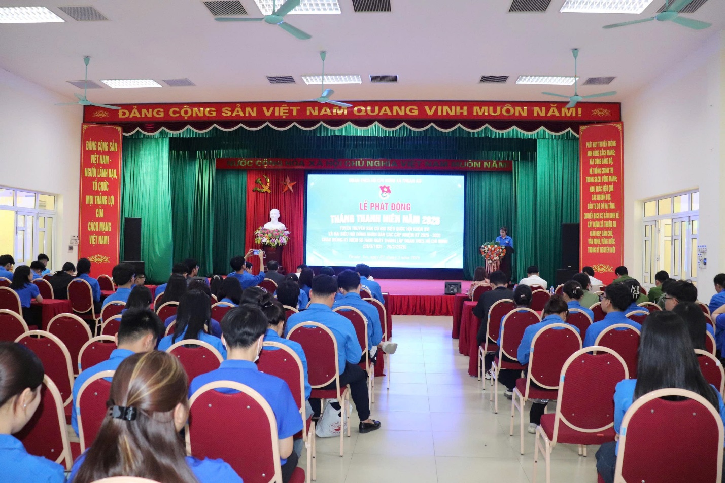 A group of people in a room  AI-generated content may be incorrect.