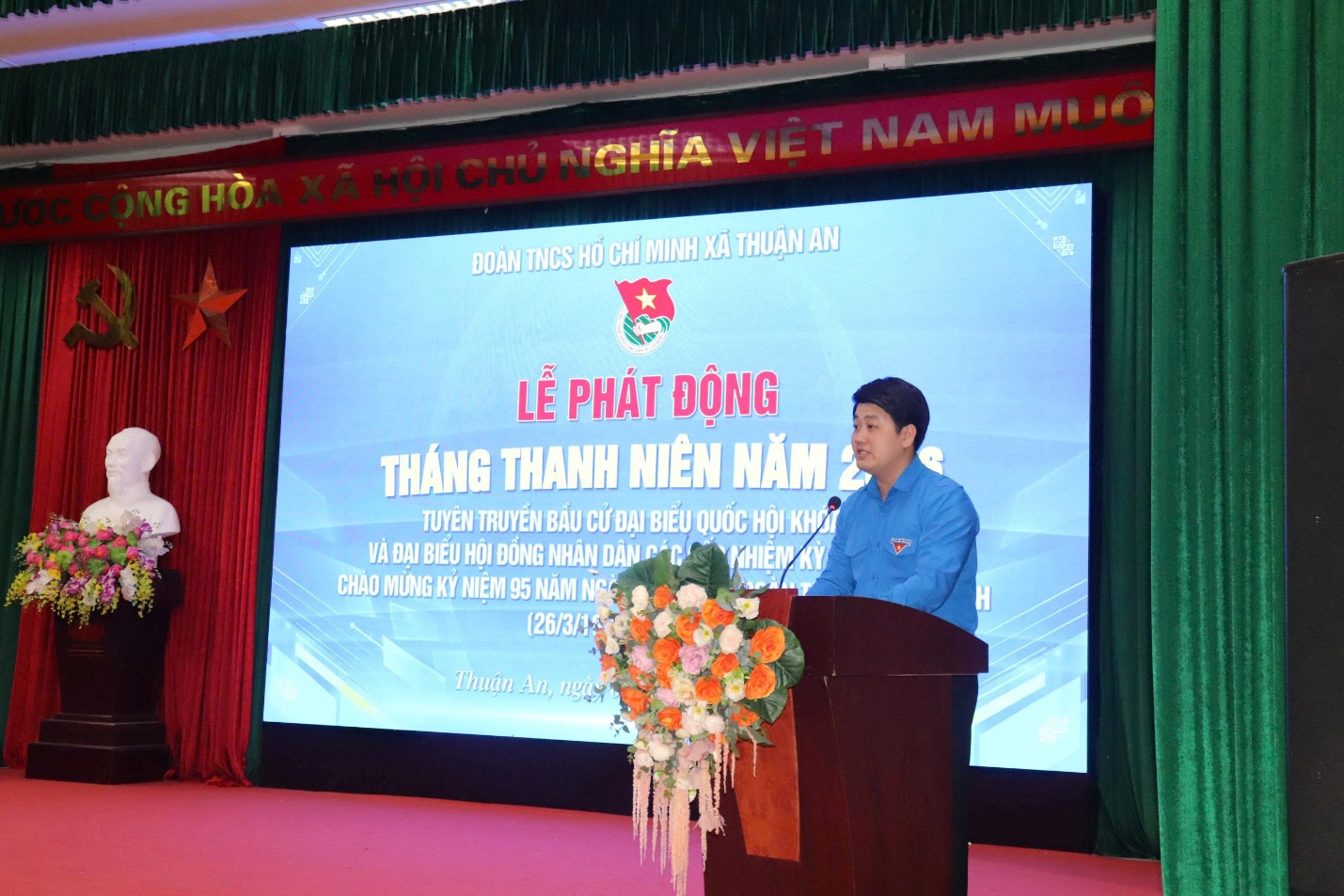 A person standing at a podium  AI-generated content may be incorrect.