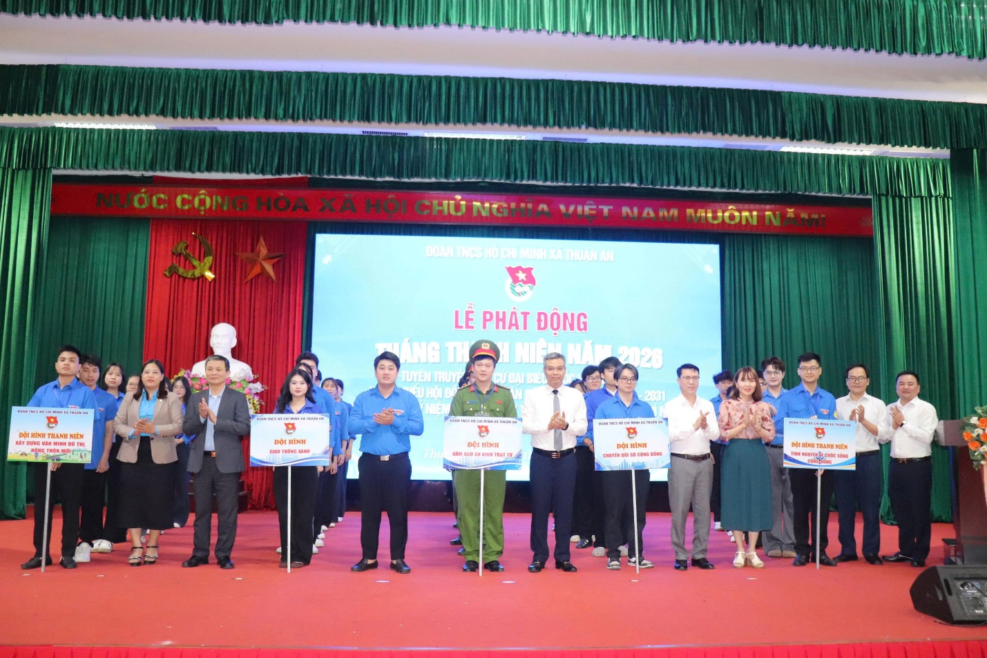 A group of people standing on a stage  AI-generated content may be incorrect.