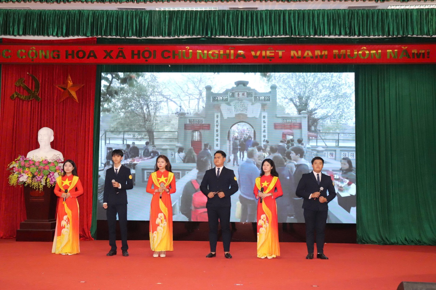 A group of people on a stage  AI-generated content may be incorrect.