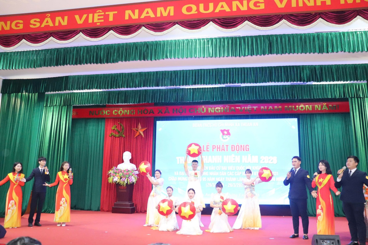 A group of people on a stage  AI-generated content may be incorrect.