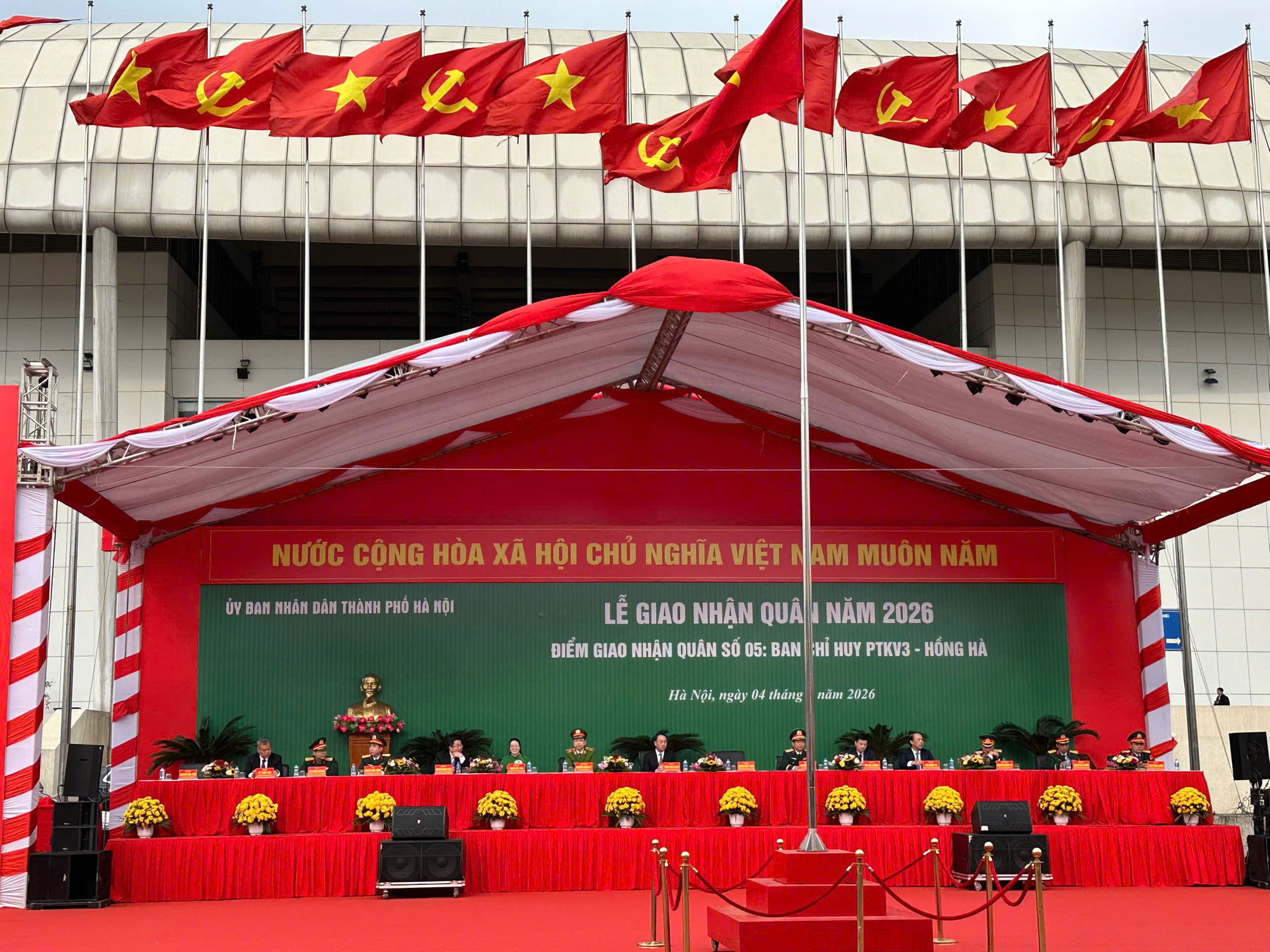 Thanh niên phường Phương Liệt hăng hái lên đường nhập ngũ bảo vệ Tổ quốc- Ảnh 1.