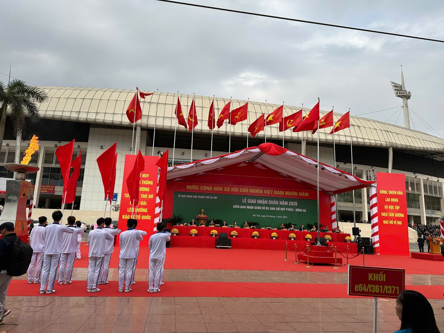 Thanh niên phường Phương Liệt hăng hái lên đường nhập ngũ bảo vệ Tổ quốc- Ảnh 3.