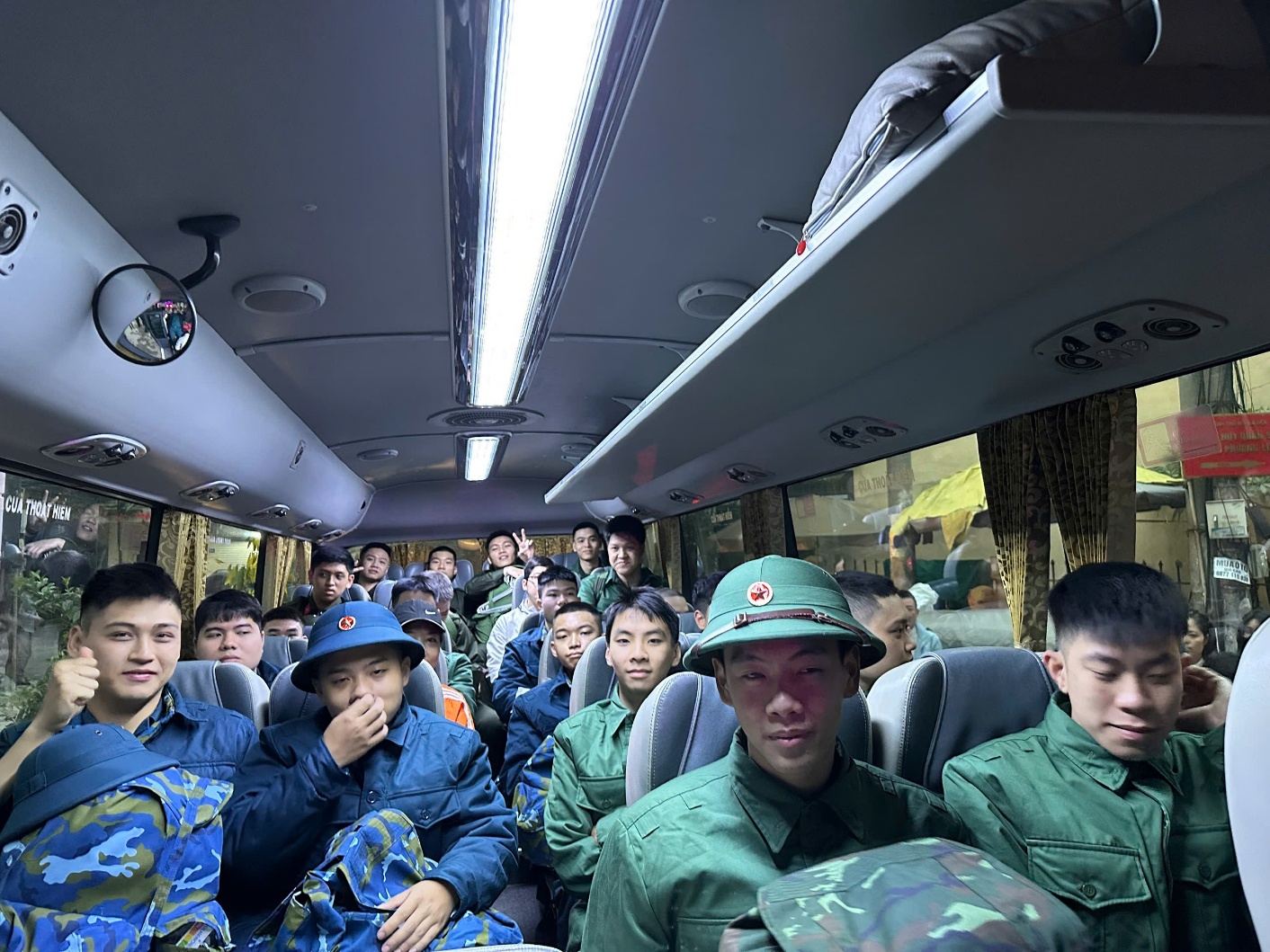 Thanh niên phường Phương Liệt hăng hái lên đường nhập ngũ bảo vệ Tổ quốc- Ảnh 4.