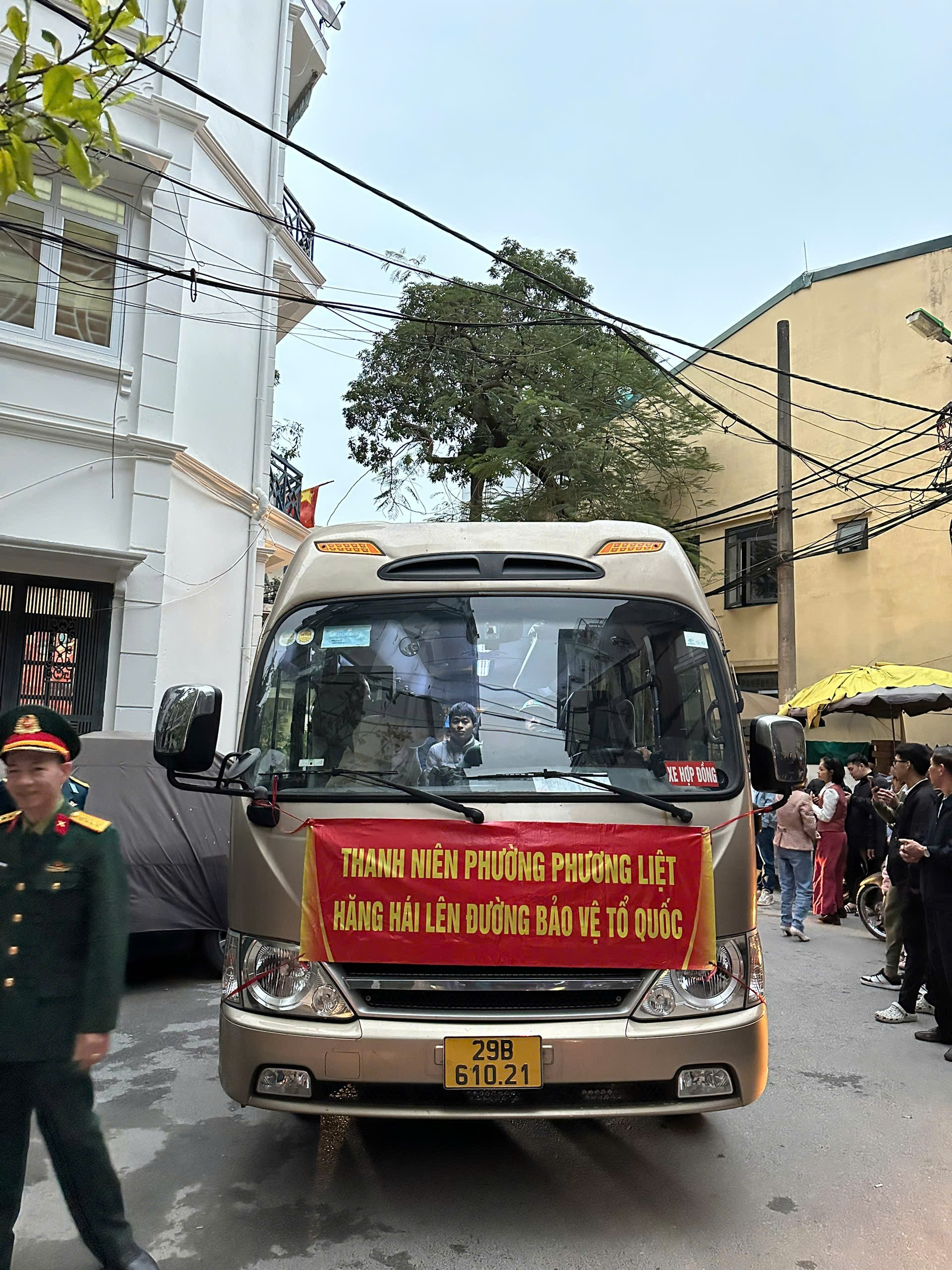 Thanh niên phường Phương Liệt hăng hái lên đường nhập ngũ bảo vệ Tổ quốc- Ảnh 5.