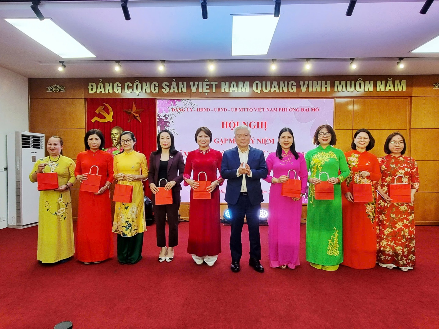 Phường Đại Mỗ gặp mặt kỷ niệm Ngày Quốc tế phụ nữ 08/03- Ảnh 1.