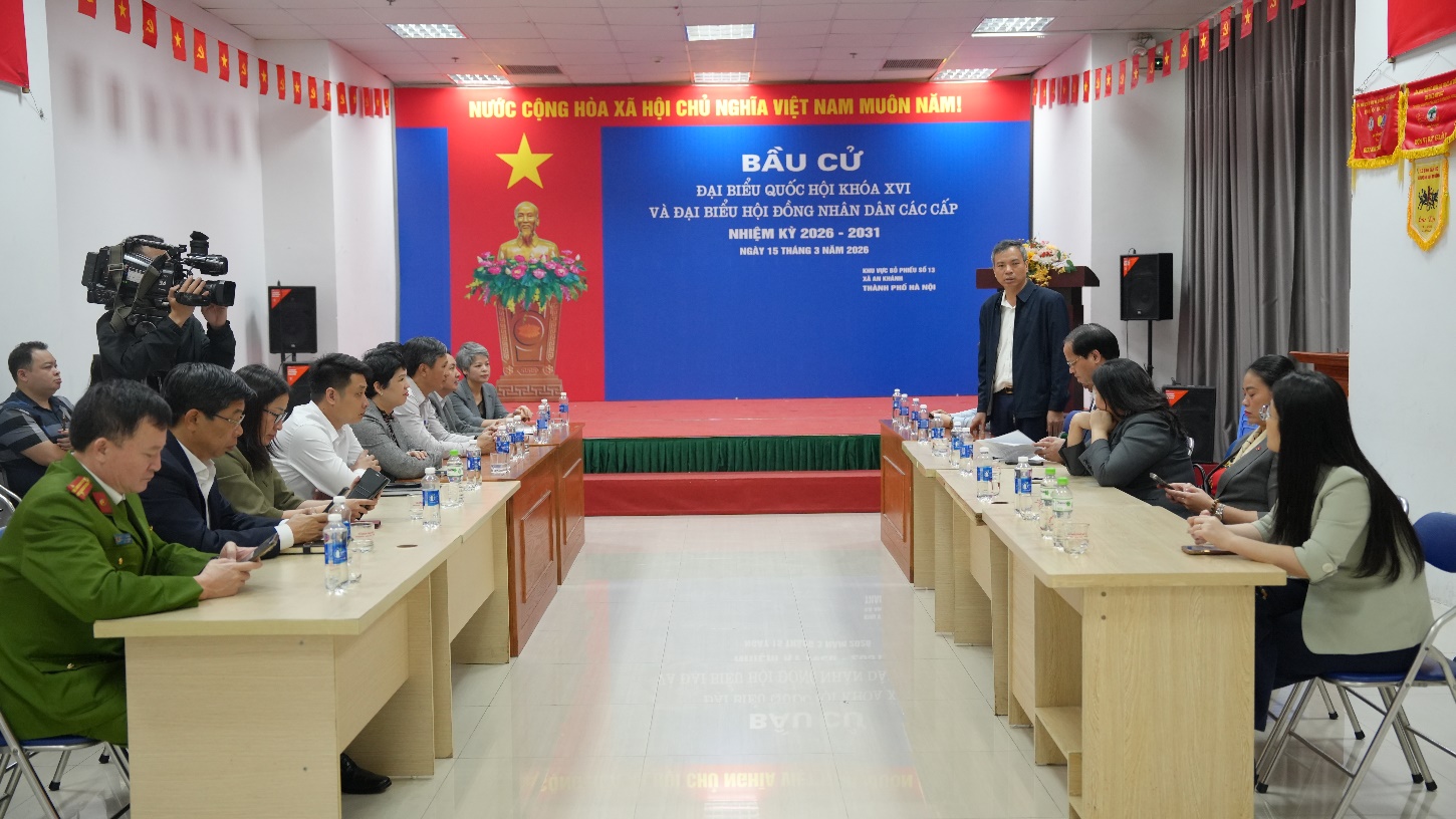 A group of people sitting at tables in a room  AI-generated content may be incorrect.