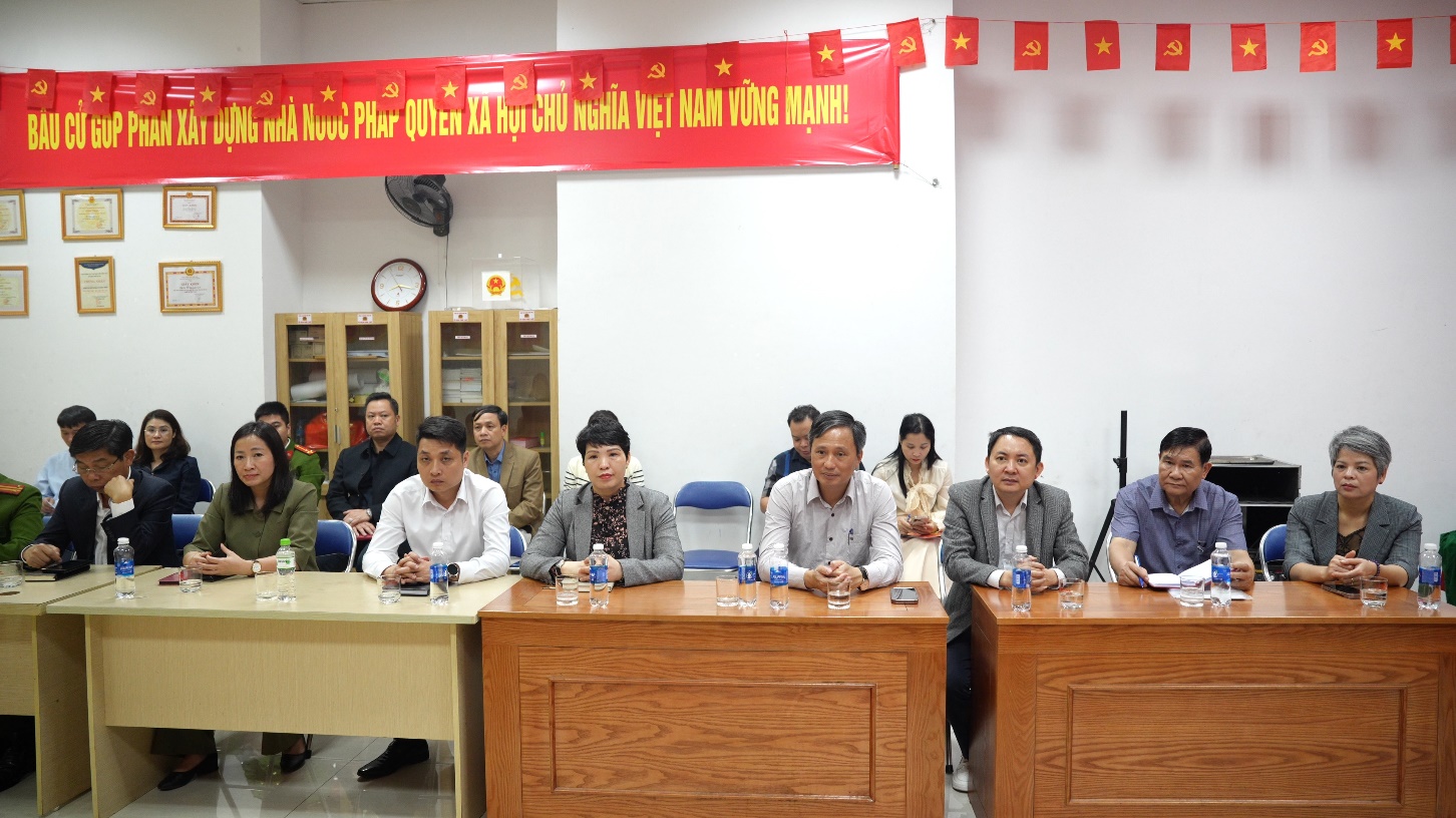 A group of people sitting at tables  AI-generated content may be incorrect.