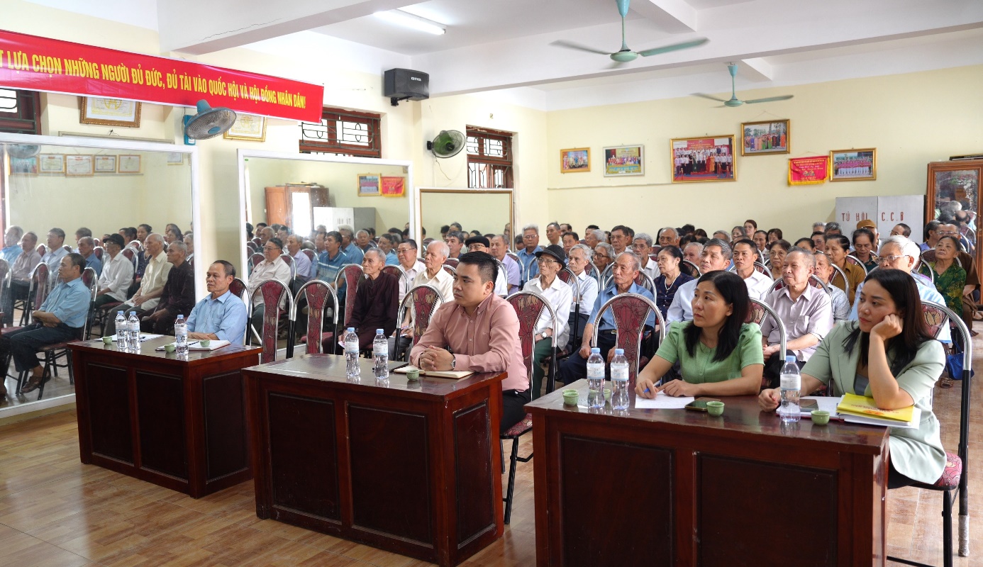 A group of people sitting at tables in a room  AI-generated content may be incorrect.