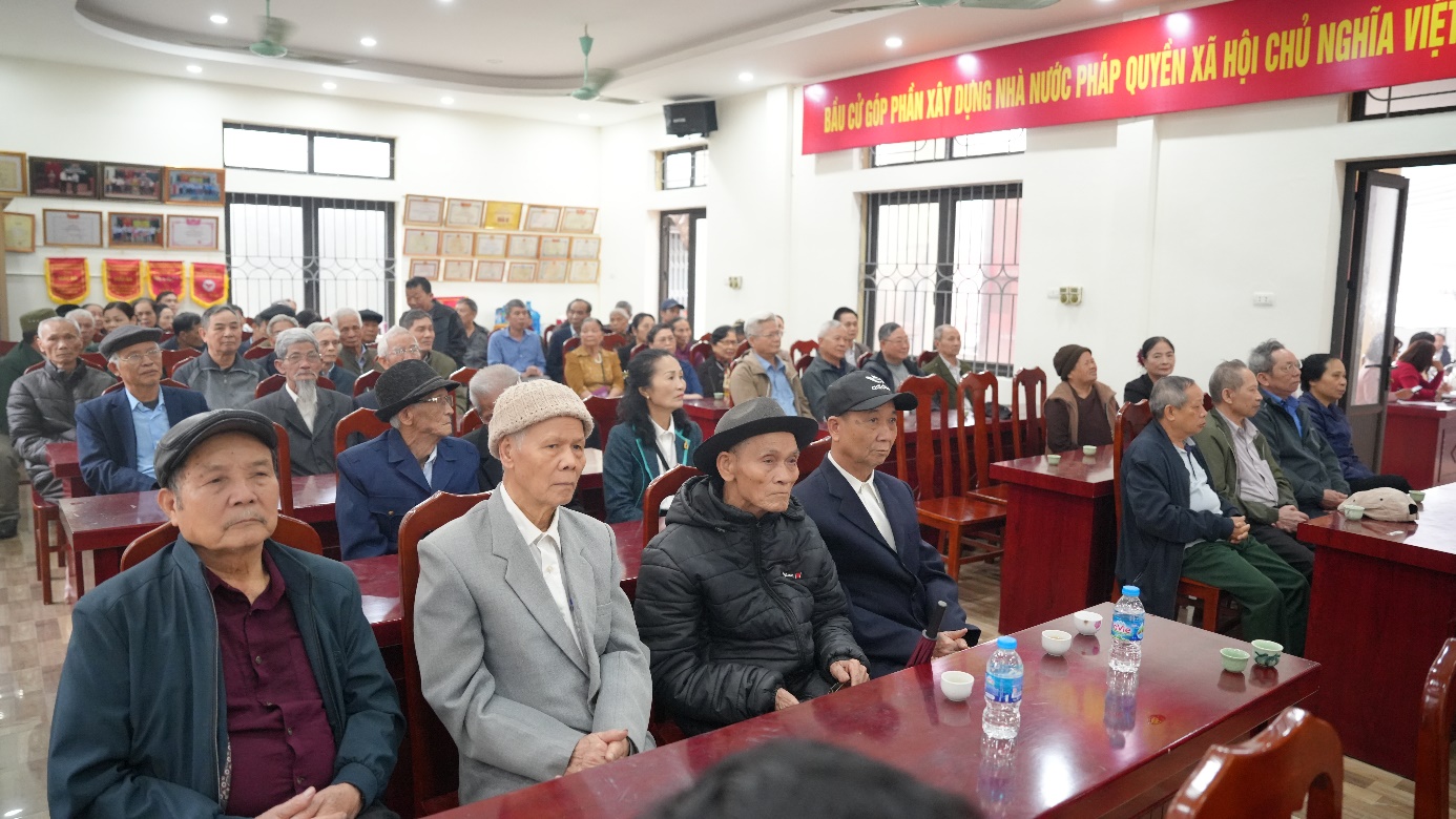 A group of people sitting in a room  AI-generated content may be incorrect.