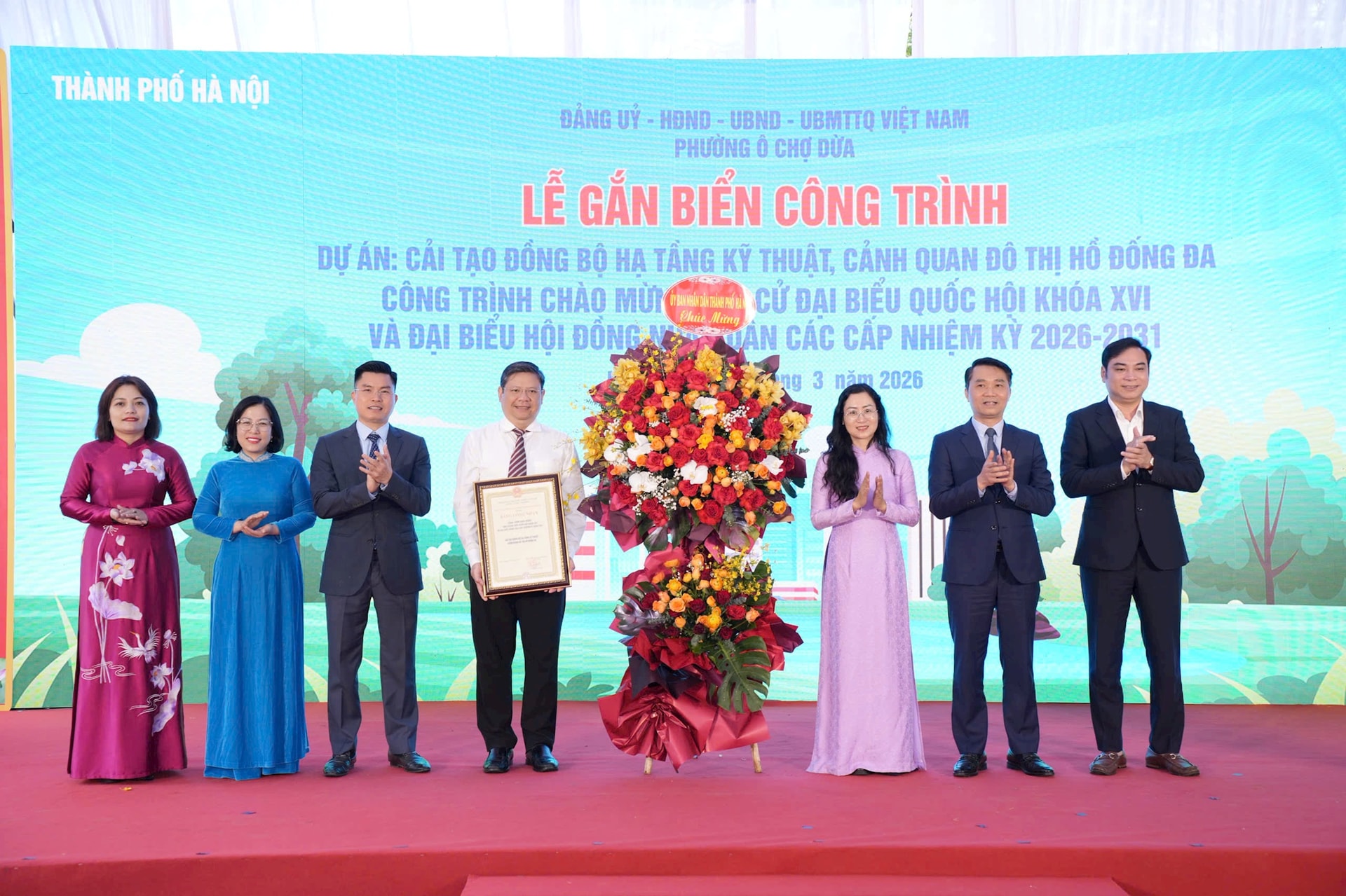 Phường Ô Chợ Dừa gắn biển công trình cải tạo hồ Đống Đa- Ảnh 1.