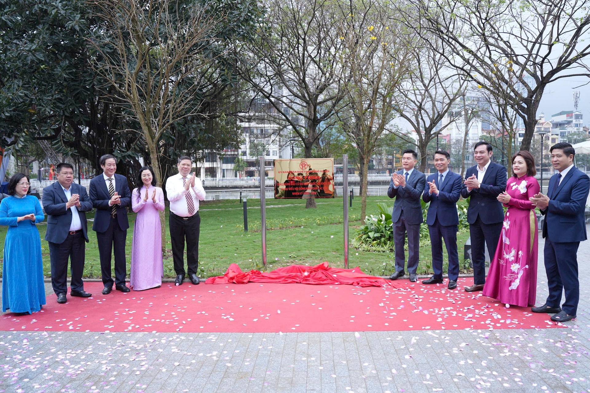 Phường Ô Chợ Dừa gắn biển công trình cải tạo hồ Đống Đa- Ảnh 3.