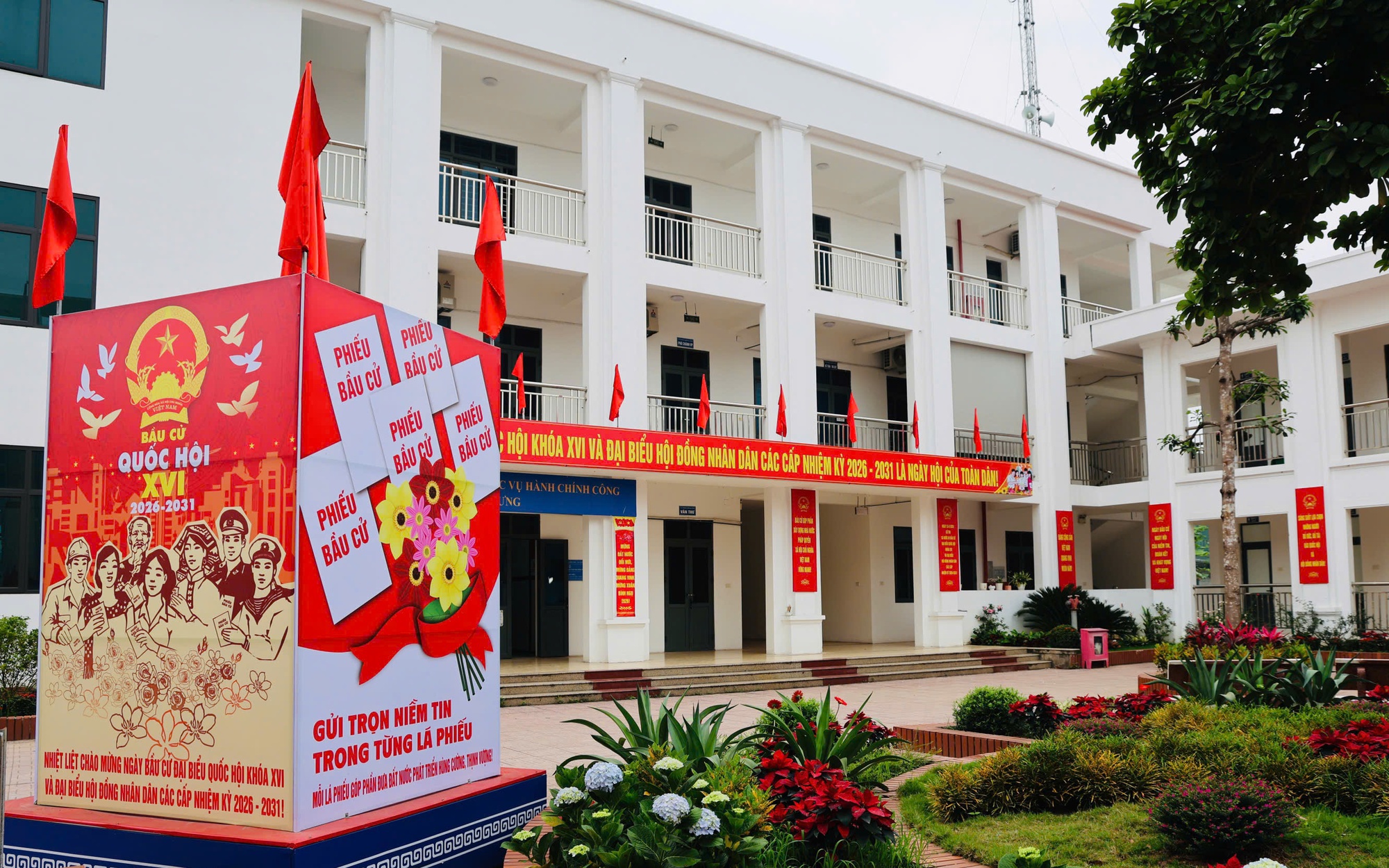 Tam Hưng: Cờ hoa rực rỡ, lan tỏa khí thế phấn khởi trong nhân dân hướng về Ngày hội non sông